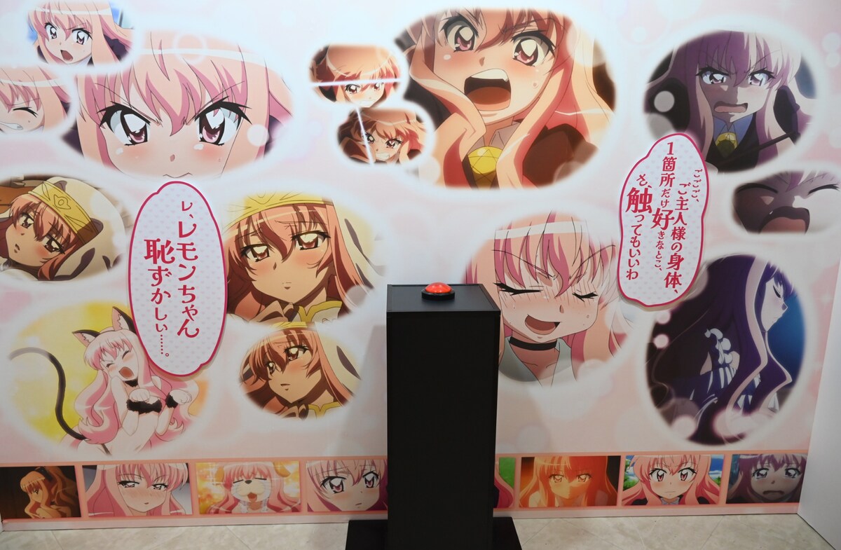 comic_natalie's tweet photo. 【イベントレポート】
ルイズ＆サイトの音声ガイド全15種と巡る「ゼロの使い魔20周年記念展」ボタン押すとルイズのセリフ再生
https://t.co/iroezbK4WC

#ゼロの使い魔 https://t.co/muhCAmDA62