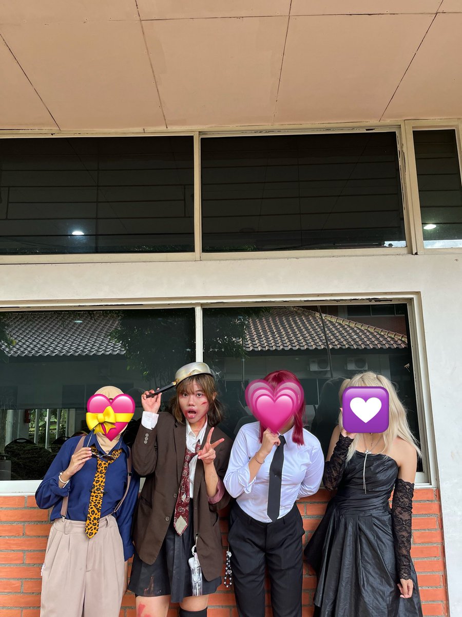 fuhushiguro's tweet photo. kalo yang ini aku dan menteeku (maaf pake emoji ak blm izin post di x) di osjur sasjep cetar membahana cosplaywati dan cosplaywan https://t.co/c1VGL39q8m