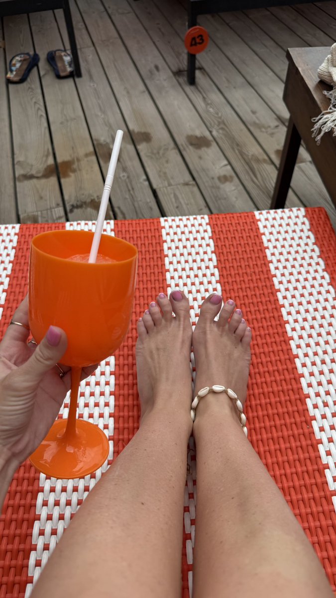 missrose_findom's tweet photo. Ich genieße 🍹, und du weißt genau was zu tun ist 💁🏼‍♀️ https://t.co/ZD9IXeOIwL