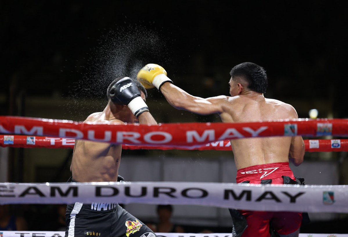 5toPoderDiario's tweet photo. #5topoder #noticias #PUERTOMORELOS

BLANCA MERARI IMPULSA EL BOXEO PROFESIONAL Y EL TALENTO LOCAL EN PUERTO MORELOS

Puerto Morelos, Quintana Roo, 9 de agosto de 2026.- En una noche marcada por la intensidad deportiva y el respaldo institucional, la presidenta municipal Blanca Merari Tziu Muñoz acompañó la función de boxeo profesional “La Dinastía Continúa”, realizada en el domo deportivo de la colonia Zetina Gasca, donde pugilistas de diversos estados del país se dieron cita para protagonizar una cartelera de alto nivel.

El evento reunió a boxeadores provenientes de Quintana Roo, Yucatán, Veracruz y Ciudad de México, además de talentos locales que tuvieron la oportunidad de subir al ring ante su comunidad. Entre los combates más destacados figuró el enfrentamiento entre el portomorelense Rodrigo “Bicho” Arredondo y Jesús “Gato” Pedro Moo, de Mérida, Yucatán. Asimismo, Luis Antonio “Duro May Jr.” May se impuso por decisión unánime ante Miguel Alejandro Uicab Dzib, de Tizimín, en un duelo cerrado que encendió el ánimo de la afición.

La cartelera incluyó también los combates entre Andre Guillen Sánchez, de Cancún, y Emmanuel Ruiz García, de Xalapa; Uriel “Gallo” Martín, de Tizimín, contra Royder Magdaleno Dzull, de Playa del Carmen; Abraham “Negrito” Martínez, de Ciudad de México, frente a Alejandro Miguel López Miranda, de Playa del Carmen; y Jeffry “Papito” Lainez, de Cancún, ante Jesús “Sonrics” Chávez, de Cozumel.

Durante la jornada, Blanca Merari destacó la importancia de respaldar a las y los deportistas locales, reconociendo la disciplina, esfuerzo y preparación que exige el boxeo. Refrendó su compromiso de seguir generando condiciones para que los talentos de Puerto Morelos continúen desarrollándose y representando al municipio en competencias de alto rendimiento.

Fuente: 5to Poder Agencia de Noticias