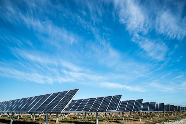 jacksonhinkle's tweet photo. 📍🇨🇺 NEW:
Since the US cut off fuel shipments to Cuba in January 2026, the island has quietly built one of the world's fastest solar revolutions.
✅41 midsize and 18 smaller solar parks were built in two years, adding nearly five times more capacity.
✅ Solar's share jumped from 5.8% to over 20% by February 2026.
✅ China has become Cuba's main solar partner, with exports reaching $117M in 2025, up from $48M a year earlier.
✅ Cuba plans 92 solar parks by 2028 (about 2,000 MW), equal to the country's current fossil fuel capacity.