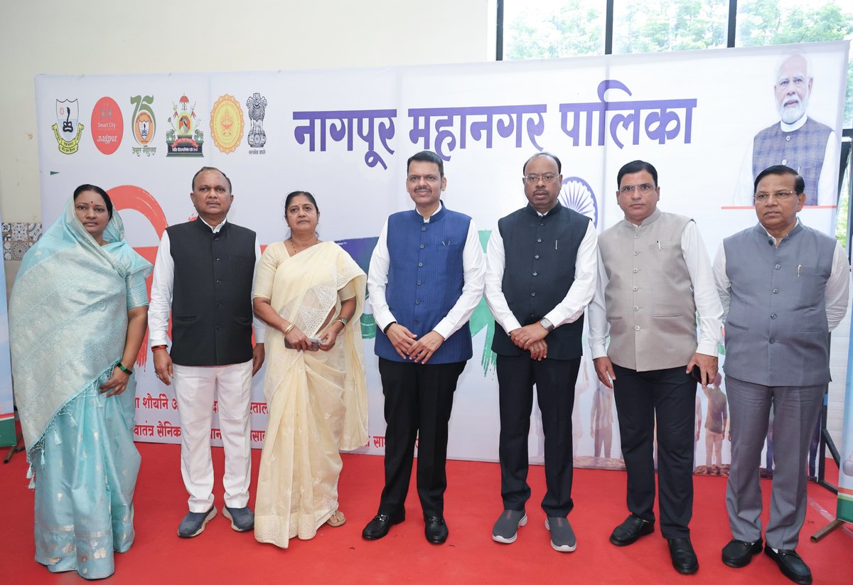 CMOMaharashtra's tweet photo. मुख्यमंत्री देवेंद्र फडणवीस यांनी आज नागपूर येथे 'तिरंगा वंदे मातरम् प्रदर्शनी' आणि नागपूर महानगरपालिकेच्या 'तिरंगा यात्रे'च्या स्टॉलचे उदघाटन केले.

यावेळी मंत्री चंद्रशेखर बावनकुळे, राज्यमंत्री ॲड. ��शिष जयस्वाल, आमदार संजय भेंडे, आमदार कृपाल तुमाने, नागपूरच्या महापौर निता ठाकरे, उपमहापौर लीला हाथीबेड, व इतर मान्यवर उपस्थित होते.

@Dev_Fadnavis @cbawankule @Ashishjaisw3Adv @Nita_Thakre 
#Maharashtra #DevendraFadnavis #JaipurFoot