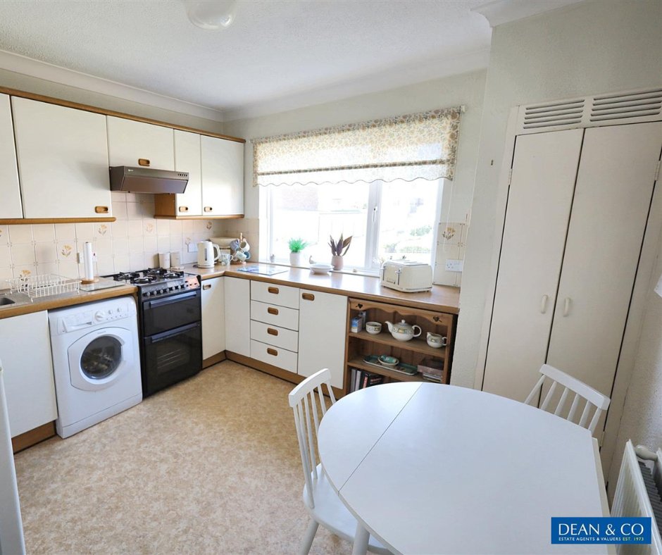 DeanandCo1973's tweet photo. UNDER OFFER - ST PETERS CLOSE - HOVE - £259,995. Time for your FREE property valuation?
💻https://t.co/f4THBnkTK9
☎️01273 721061. 2 Bed 1st & 2nd floor maisonette with balcony. #hove #hangleton #brightonandhove #brighton #hoveforsale #hoveproperty #BN3 #hoveagent ##hoveflats https://t.co/VfJgX1dP6c
