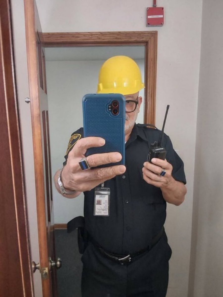 nwalleycat's tweet photo. At work can we chat later? https://t.co/dUO70D3sTT