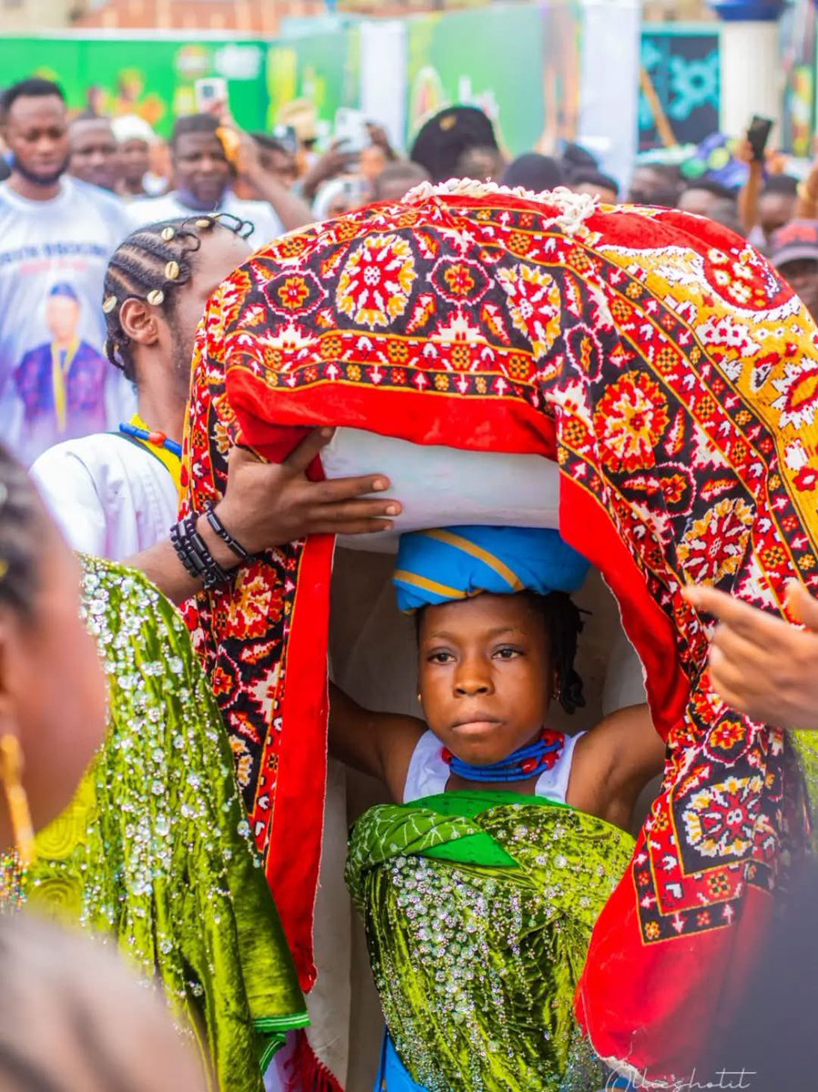 imakun122's tweet photo. The current Arugba is 10-year-old Princess Alimot Moredeke Ajoke Osunbunmi. She was chosen through Ifá divination in March 2025 to succeed Osuntomi Ewatomi, who stepped down after her marriage.

Arugba is the young virgin maiden chosen from the royal lineage to lead the grand procession to the Osun Sacred Grove, While carrying the sacred calabash.

🏜️ The Milliarden Photographer