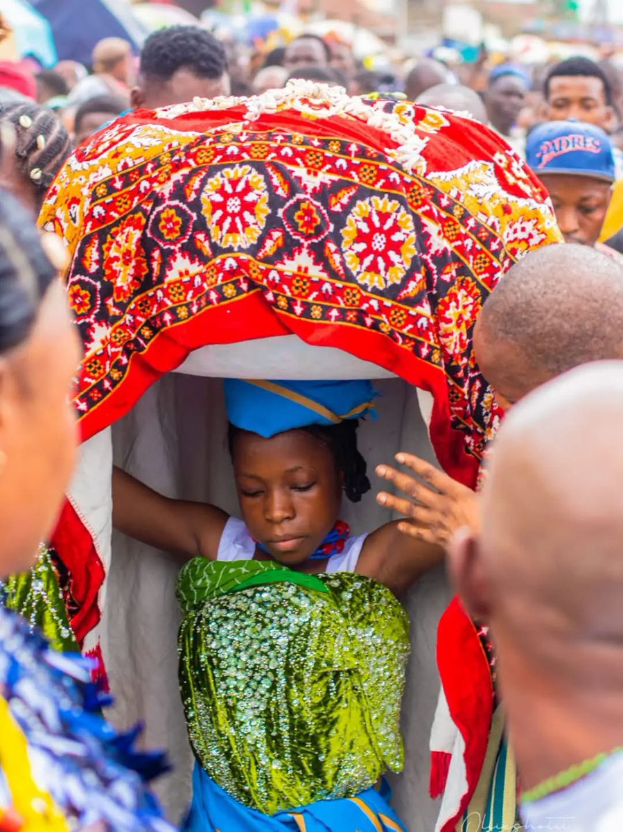 imakun122's tweet photo. The current Arugba is 10-year-old Princess Alimot Moredeke Ajoke Osunbunmi. She was chosen through Ifá divination in March 2025 to succeed Osuntomi Ewatomi, who stepped down after her marriage.

Arugba is the young virgin maiden chosen from the royal lineage to lead the grand procession to the Osun Sacred Grove, While carrying the sacred calabash.

🏜️ The Milliarden Photographer