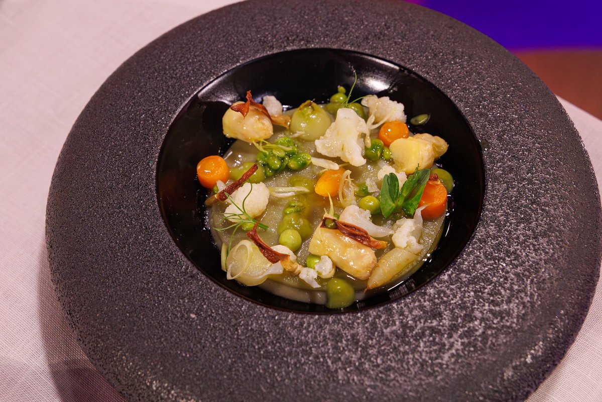 MasterChef_es's tweet photo. Este fue el fantástico menú de @Anniemchef14 en la final de #MasterChef 14:

Entrante: «La menestra de Jorgita». Un homenaje a sus padres inspirado en la tradicional menestra de verduras. (1/3) https://t.co/rNZet8MhsZ
