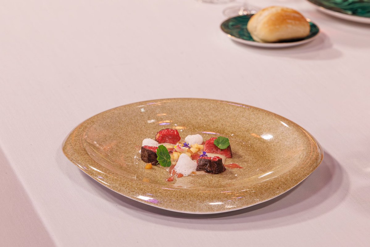 MasterChef_es's tweet photo. Plato principal: «Ciervo con sabores del bajo monte», dedicado a su tata Nati, con aire de tomillo, fondo de ciervo y gel de zurracapote. (2/3) https://t.co/UsDtoYn8DT