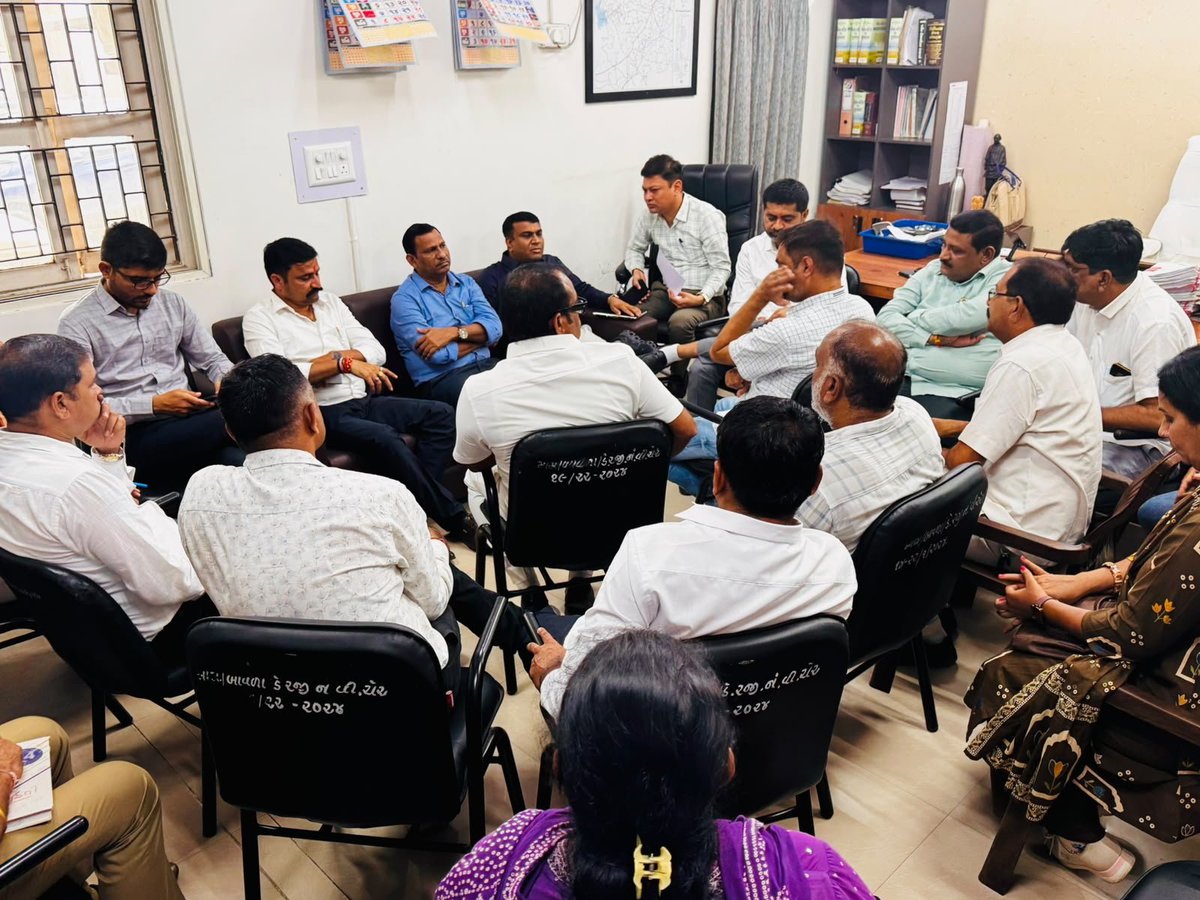 mlakanupatel's tweet photo. આગામી તા. 13 ઓગસ્ટના રોજ બાવળા ખાતે યોજાનારી "તિરંગા યાત્રા"ના પૂર્વ આયોજન અંતર્ગત નગરપાલિકા-તાલુકા પ્રમુખશ્રીઓ, જિલ્લા-તાલુકા સદસ્યશ્રીઓ તથા સરકારી તંત્રના અધિકારીશ્રીઓ સાથે બેઠક યોજી જરૂરી માર્ગદર્શન આપ્યું. https://t.co/m6sNBcJELB