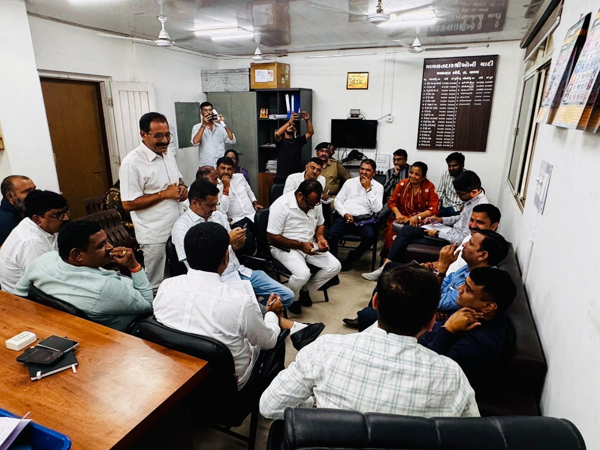 mlakanupatel's tweet photo. આગામી તા. 13 ઓગસ્ટના રોજ બાવળા ખાતે યોજાનારી "તિરંગા યાત્રા"ના પૂર્વ આયોજન અંતર્ગત નગરપાલિકા-તાલુકા પ્રમુખશ્રીઓ, જિલ્લા-તાલુકા સદસ્યશ્રીઓ તથા સરકારી તંત્રના અધિકારીશ્રીઓ સાથે બેઠક યોજી જરૂરી માર્ગદર્શન આપ્યું. https://t.co/m6sNBcJELB