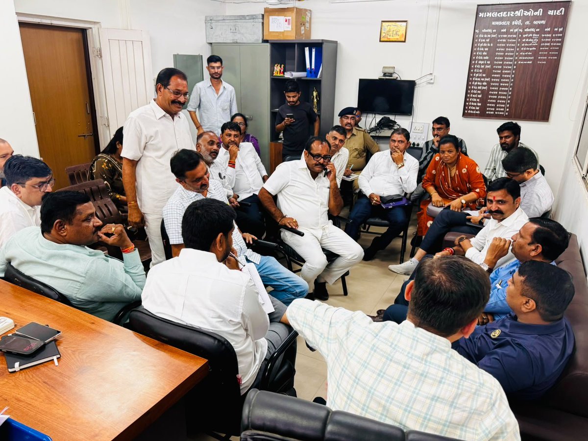 mlakanupatel's tweet photo. આગામી તા. 13 ઓગસ્ટના રોજ બાવળા ખાતે યોજાનારી "તિરંગા યાત્રા"ના પૂર્વ આયોજન અંતર્ગત નગરપાલિકા-તાલુકા પ્રમુખશ્રીઓ, જિલ્લા-તાલુકા સદસ્યશ્રીઓ તથા સરકારી તંત્રના અધિકારીશ્રીઓ સાથે બેઠક યોજી જરૂરી માર્ગદર્શન આપ્યું. https://t.co/m6sNBcJELB