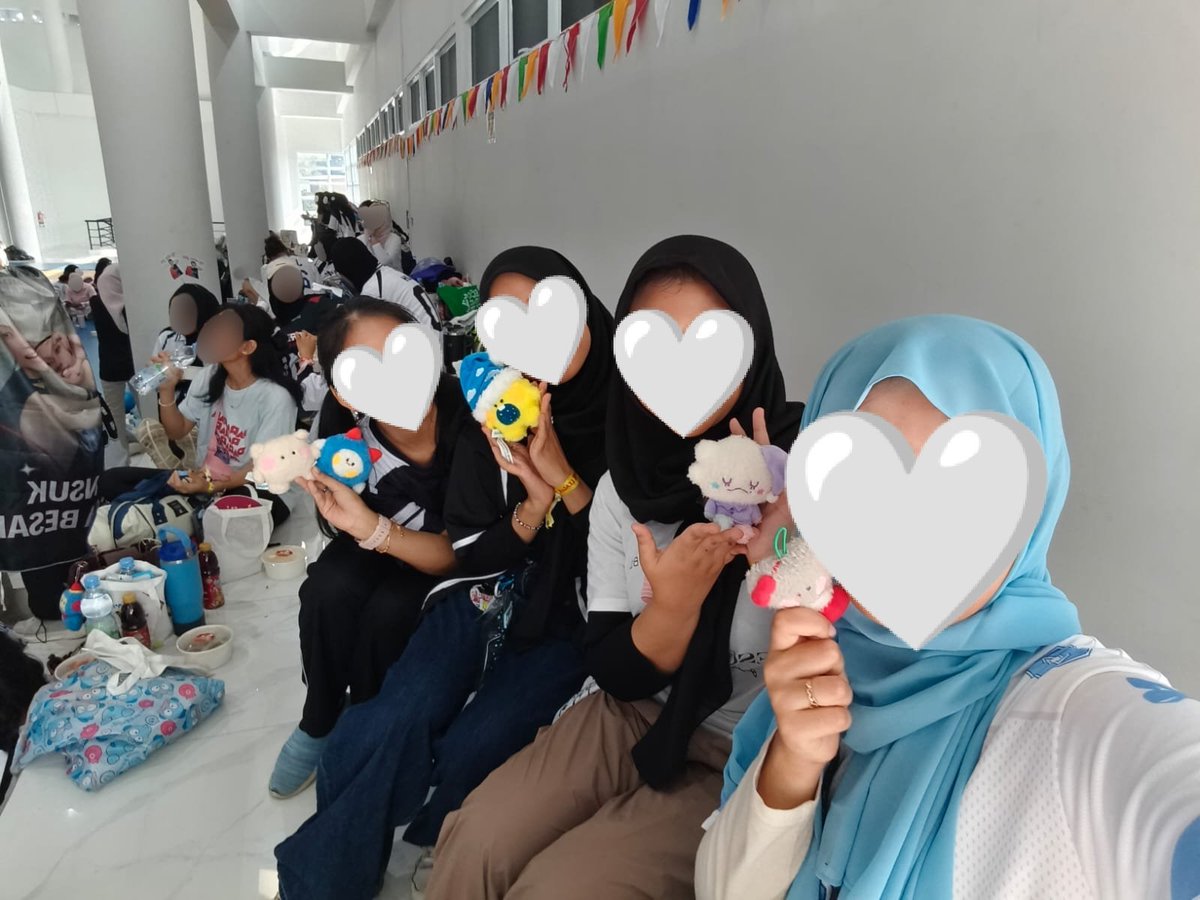 dongpyourlove's tweet photo. maacii juga untuk user @Mini_CherryBoy @luvdysh_
@lovelyoonjae @luvforsure00 yg udh bareng selama acara hehehe, seru bgt ngobrol sm kalianπ
ini special thanks jg buat user @dobbiechan yg udh ngajak fotbar sesama dobbies heheh #hwanbby_jaya π«Άπ»
π©·π©·
#treasureleague26 #beyondsix https://t.co/x3RvuQmGlj