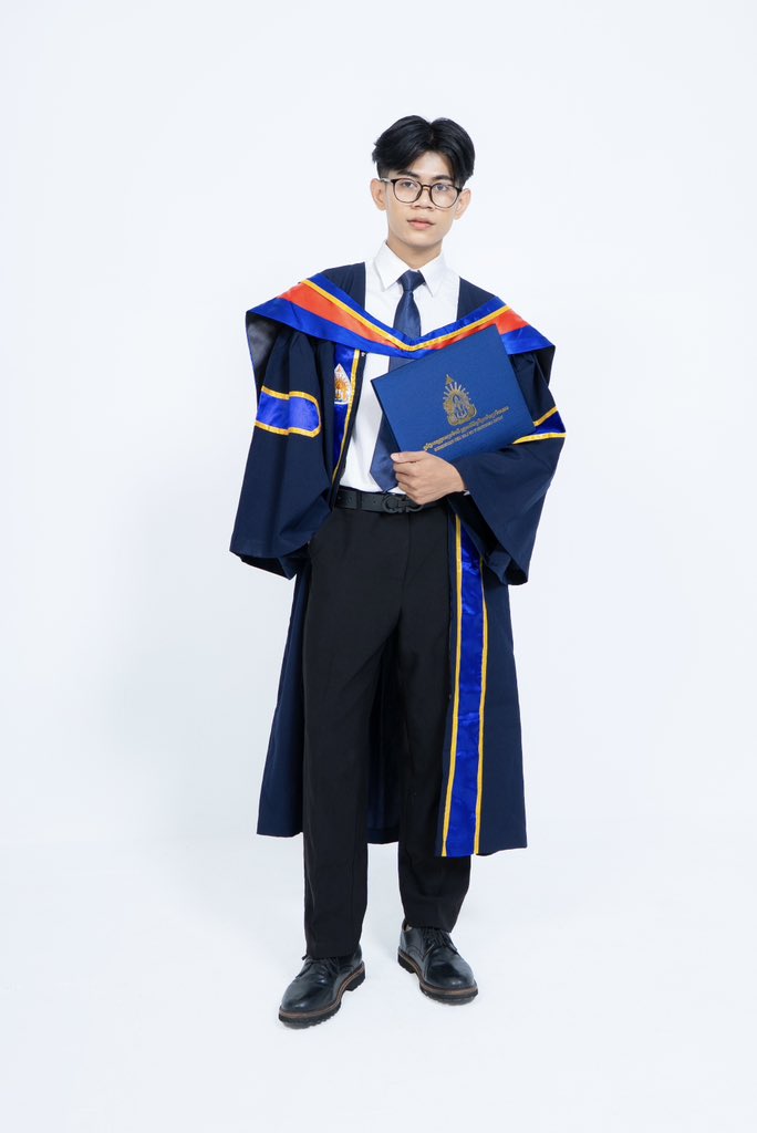 taylemonadee's tweet photo. Graduate photoshoot https://t.co/MJei8XqWn9
