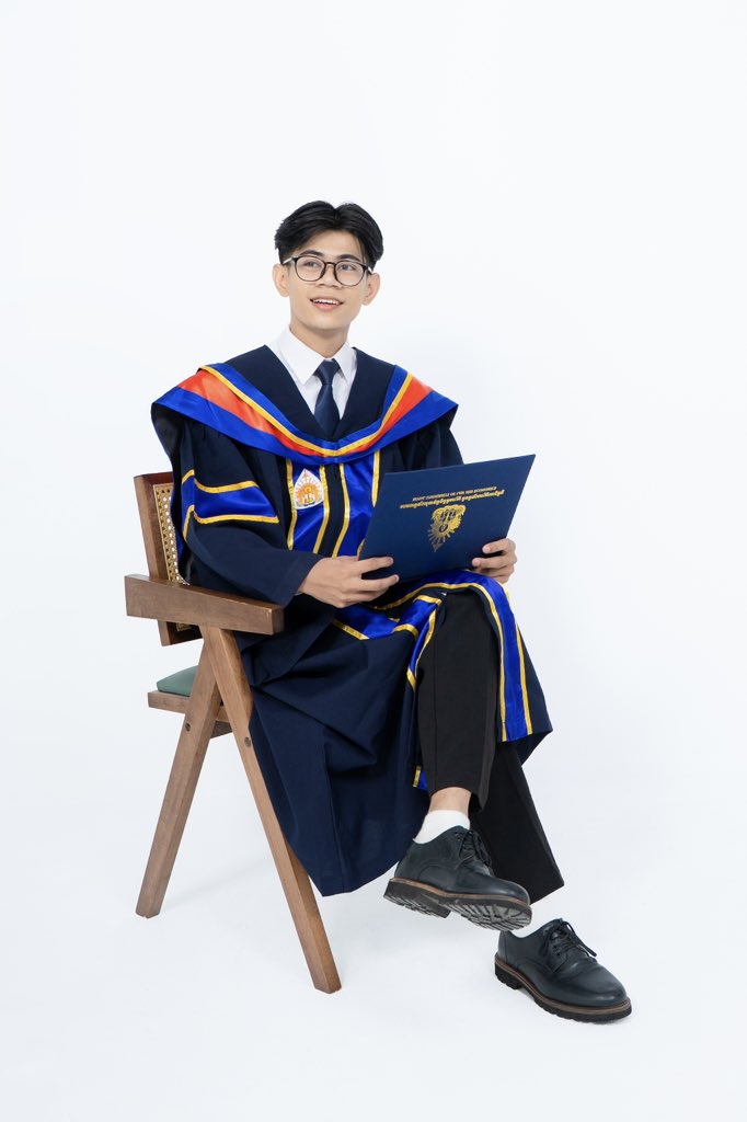 taylemonadee's tweet photo. Graduate photoshoot https://t.co/MJei8XqWn9