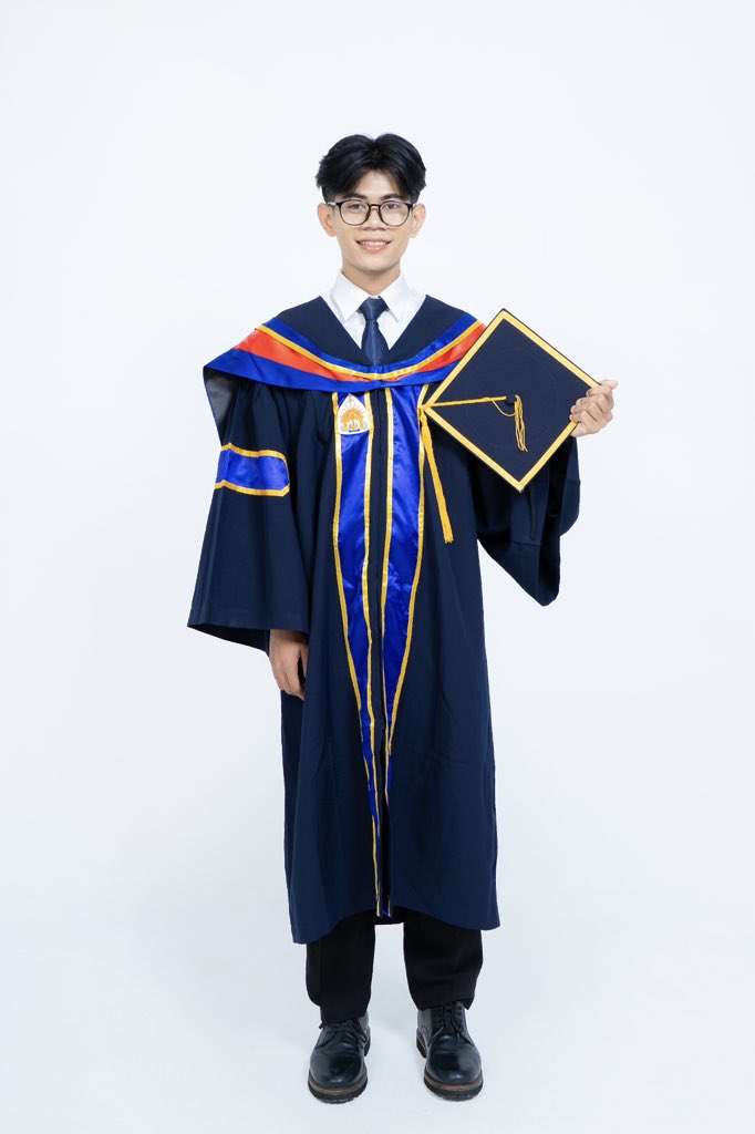 taylemonadee's tweet photo. Graduate photoshoot https://t.co/MJei8XqWn9