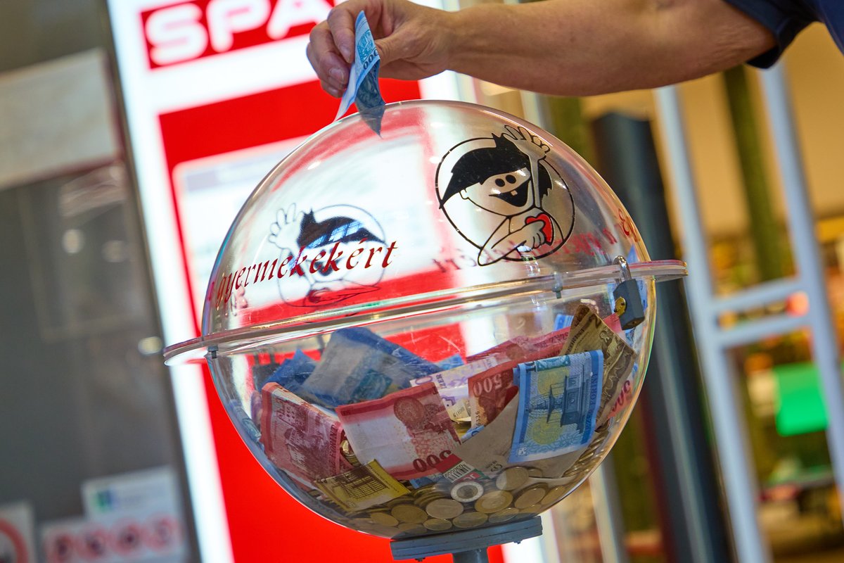 SPARHungary's tweet photo. Egyre több SPAR üzletben nyílik lehetőség az „Egy szív a gyermekekért” Alapítvány támogatására. A kihelyezett szívgömbökbe elhelyezett adományokkal a vásárlók a beteg gyermekeket, családjaikat és a hazai egészségügyi intézményeket is segíthetik.
https://t.co/8kvN1wbLXD https://t.co/pRUgvR1PwL