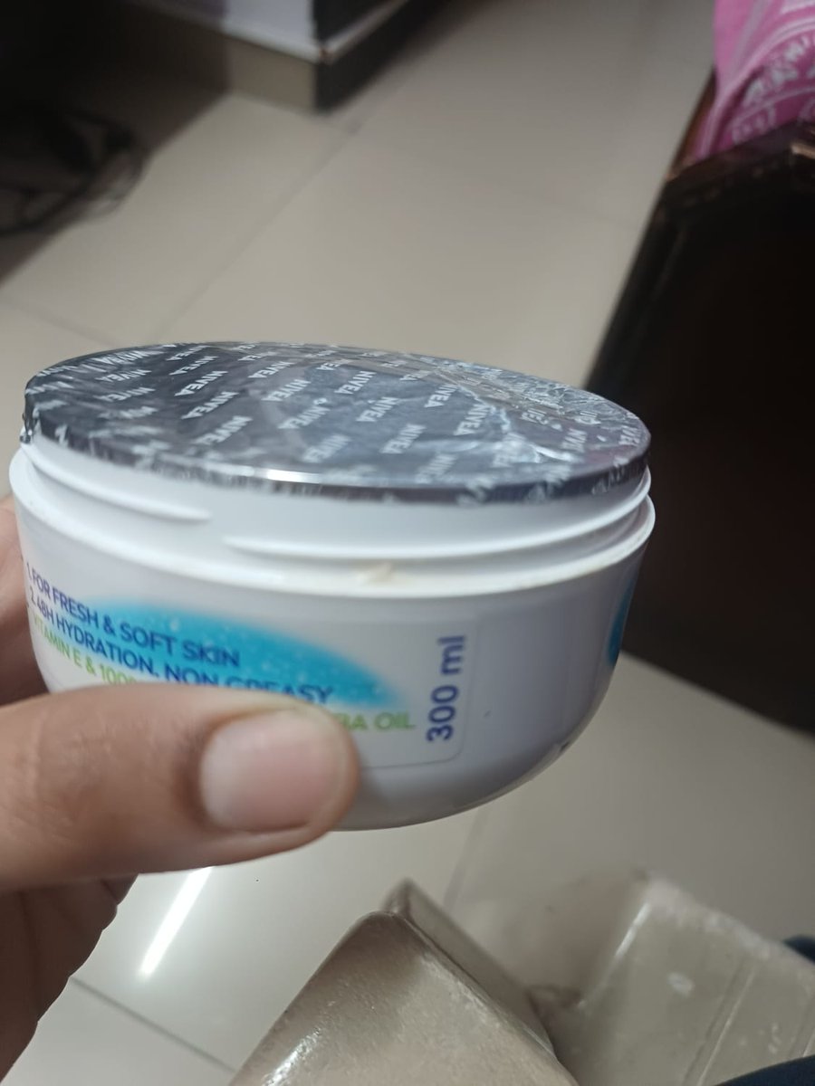tripti09's tweet photo. @Flipkartminutes : i want ot raise the complaint.
I bouth the nivea cream from Flipkart  minutes
I found the product to be fake. I do not wish to keep the poruct 
kindly look into this matter https://t.co/y2vFra2bq9