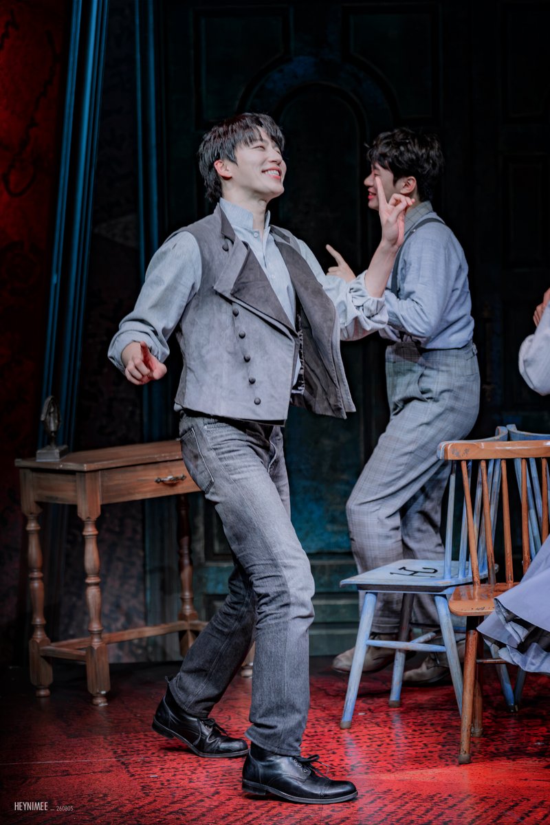 Heynimee_'s tweet photo. 260805 뮤지컬 블랙메리포핀스
낮 스페셜 커튼콜 '메리를 기억해'

헤르만 #원태민

'침치미니 침치미니 침침체리'
⠀ ⠀  ⠀⠀ ⠀⠀ ⠀⠀ ⠀
⠀ ⠀ ⠀  ⠀⠀ ⠀⠀ ⠀⠀ ⠀ https://t.co/OBAb3OIxnE