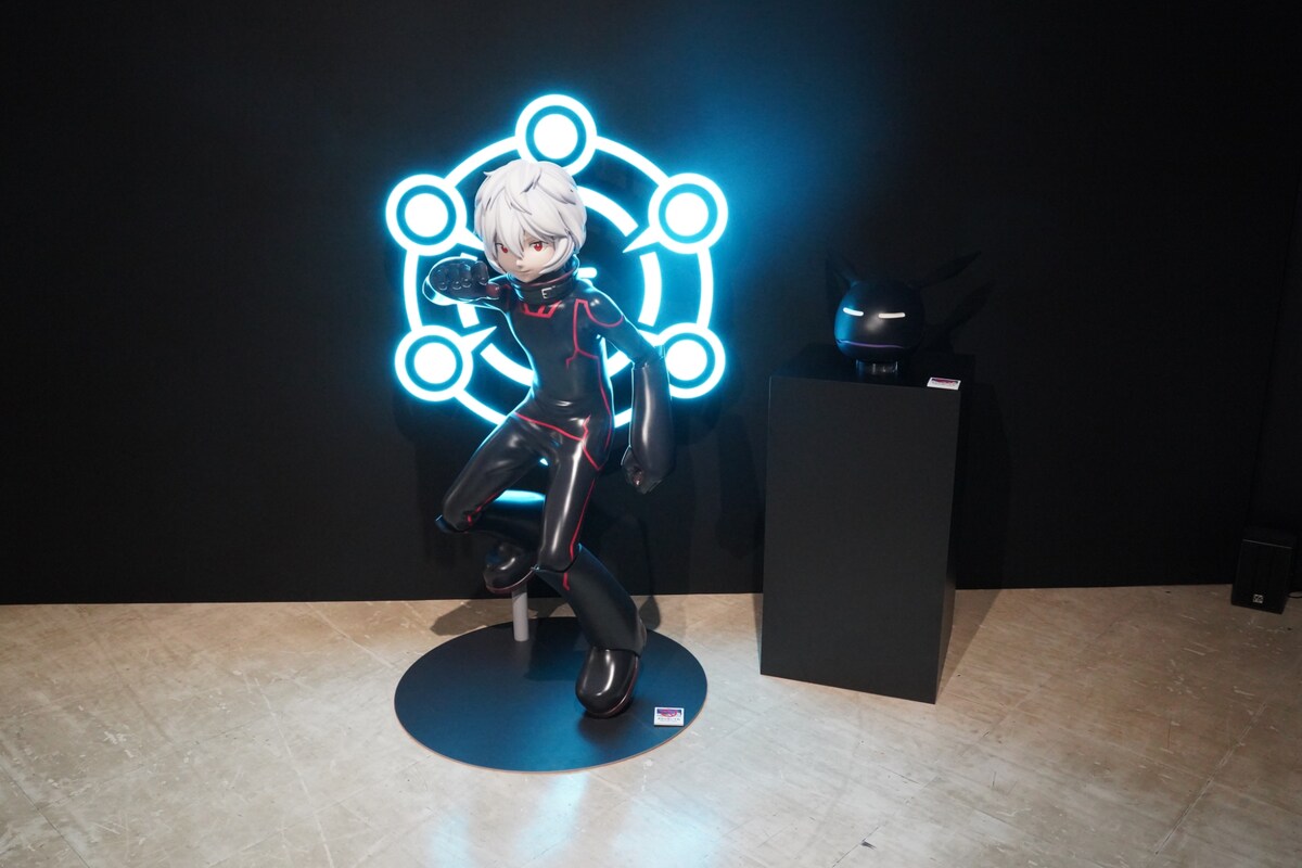 comic_natalie's tweet photo. 【イベントレポート】
「ワールドトリガー」“REBOOT”展示イベントに等身大の黒トリガー・遊真

◆弓手町駅を再現したフォトスポット
◆舞台に登場した雷神丸の姿も
◆設定画も披露

https://t.co/YLuJBxweiQ

#ワールドトリガー #ワートリREBOOT https://t.co/qYjDzksmme