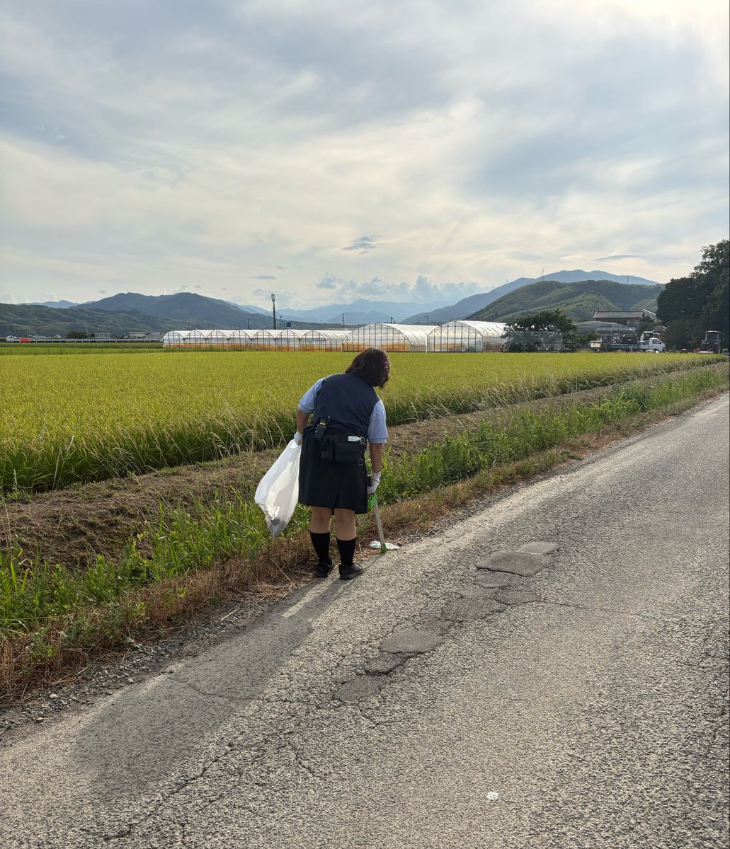 MN_hanoura's tweet photo. 本日は毎月10日に開催している
地域清掃活動の日🧹ヾ(･ω･ )ｻｯｻｶｻｯｻｶ

清掃していると地域の方から
声をかけていただけるようになりました🫧✨
これからも楽しく地域清掃活動を
続けていきたいと思います。
ｻｯｻｯｻｯ_／ｺ ヾ(･ω･ )))
 #ミリオン羽浦店
 #地域清掃活動
 #毎月10日 https://t.co/U83hkHa8y2