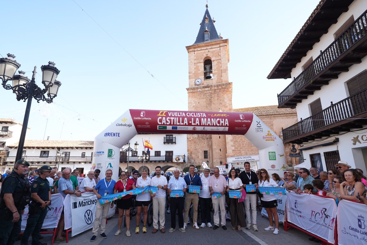 RECAMDER's tweet photo. 📢Comienza la 2ª etapa masculina de la Vuelta Ciclista Castilla-La Mancha #LEADER, una jornada para seguir disfrutando del deporte y del medio rural.
📍La Plaza Mayor de #TarazonaDeLaMancha ha acogido la salida de esta etapa que tendrá su meta en #Agramón. (+) https://t.co/911FAiRo82
