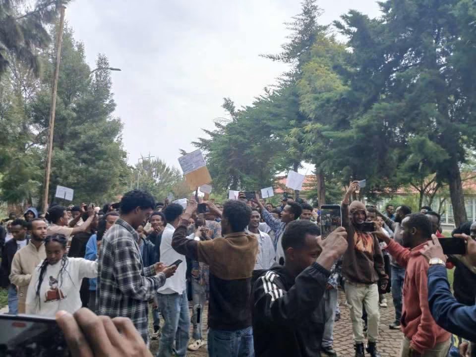Jawar_Mohammed's tweet photo. “YNO Kaampaasii Asallaa irraayyi
Roorroo gama barnootaan barabaraan nutti roorrifamu nutti jabaannaan sagalee keenya dhageessifachuuf hiriira baane, hiiriira bahuu hin dandeessan jechuunis  nu doorsisaa jiru 
Dad Atis Akka sagalee nuuf taatu Abdiin qaba.” https://t.co/yl7DLTewMT