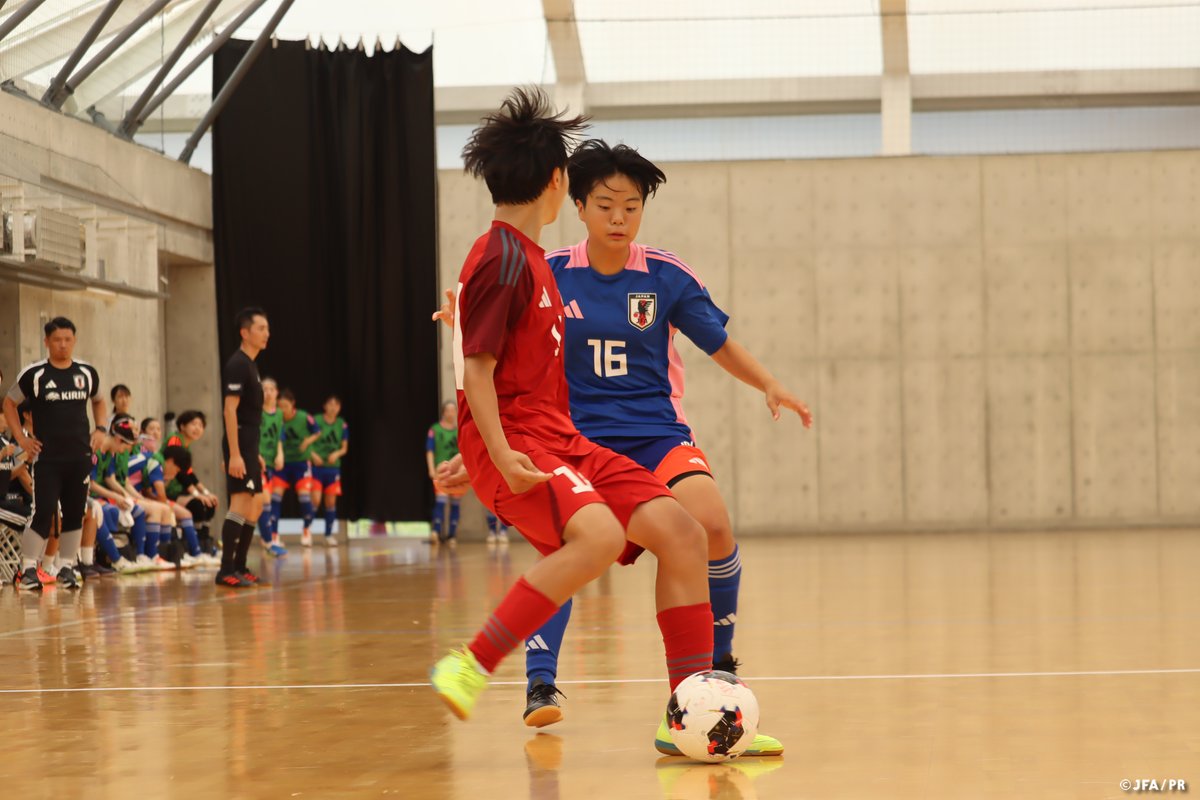 jfa_nadeshiko's tweet photo. 🔹フットサル日本女子代表候補🔹

フットサル日本女子代表候補は、5日間のトレーニングキャンプを終了しました。
8日(土)には立川アスレティックFCレディース、9日(日)には東急SレイエスFC U-15とトレーニングマッチを実施。

新体制となって初めての活動を通じて、プレーモデルの理解と浸透を図りました。
5日間を通じて、それぞれの選手が多くの刺激や学びを得ました。代表活動での経験を力に変��ながら、選手たちは再びそれぞれの日常へ戻ります。今回の活動で得た学びをそれぞれの環境で積み重ね、さらなる成長を目指します。

監督コメント💬
🗣️上久保仁貴(フットサル日本女子代表監督)
「5日間にわたるトレーニングキャンプが終了しました。
まずは、今回のキャンプ開催にご尽力いただいた関係者の皆様に心より御礼申し上げます。
新体制として初となる今回のトレーニングキャンプは、『自らを進化させ、仲間を引き上げ、女子フットサルの価値を創る』というチームフィロ���フィーのもと、プレーモデルの理解と浸透を大きな目的とし、非常に高強度のトレーニングを行いました。
選手たちは常に前向きかつ意欲的に取り組んでくれ、日本の女子フットサルの大きな可能性を示してくれた素晴らしい5日間となりました。ここで得た成果と課題をしっかりと整理し、次回の活動でさらに進化できるよう取り組んでいきます。
最後になりますが、シーズン中にも関わらず選手を送り出してくださった所属クラブの皆様、そしてトレーニングマッチを実施していただいた立川アスレティックFCレディース様、東急SレイエスFCの皆様に深く感謝申し上げます。
引き続き、フットサル日本女子代表への応援をよろしくお願いいたします」

選手コメント💬
🗣️中村みづき(立川アスレティックFCレディース)
「新体制となって初めての4��5日の合宿は、これまで一緒にプレーしたことのない選手も多く、新しい刺激や学びがたくさんありました。
ここで学んだことや感じたことを自分の中だけで終わらせず、チームに持ち帰って還元し、日常のトレーニングのベースレベルを���しでも上げていきたいと思います。
またこの場所に呼んでもらえるように、日々のトレーニングから自分にできることを一つひとつ着実に積み重ねていきます」

🗣️山川里佳子(アルコ神戸)
「新体制となり、迎えた5日間のキャンプが終了しました。
攻撃も守備も新しく取り組むことが多く、難しい部分もありましたが、全員でポジティブにコミュニケーションを取りながら、チャレンジした5日間でした。
トレーニングマッチでは、キャンプで積み重ねてきたことをプレーで表現することができ、その中からゴールを生み出せたことは、チームとしても大きな一歩になったと思います。
個人的には、難しい試合でもチームを勝たせることのできる存在にならなければいけないと、改めて強く感じました。まだまだ自分に足りない部分と向き合い、よ���チームに貢献できる選手を目指していきたいです。
今回のキャンプで得たものを自チームに持ち帰り、日常から高い基準を持って取り組み、さらに成長していきたいと思います。
最後になりましたが、今回のキャンプを開催するにあたり、携わってくださった関係者の皆さまに心から感謝いたします。5日間、ありがとうございました」

🗣️田中夢(ミネルバ宇部)
「私は今回の合宿が初めてということもあり、最初は不安や緊張でいっぱいでしたが、たくさんの先輩方やスタッフの方々がアドバイスをくれたり、声をかけてくださったりしたおかげで、フットサルについて基礎から学ぶことができ、高い質と強度で多くのことを吸収する事ができました。
また、怪我を予防するためのケアの大切さや、その方法も学ぶことができ、とても貴重な経験になりました。
トレーニングマッチの時には、交代の度にアドバイスをいただき、毎試合後にセットのみんなでミーティングをして、楽しんでプレーすることができました。
今回の合宿で学んだことをチームに持ち帰り、これからの練習や試合に活かしていきたいです。
また、学んだことを自分自身の成長や、チームの強化に繋げられるよう、全力で取り組んでいきたいです。
今回、このような貴重な経験をさせていただきありがとうございました。応援してくださる関係者の方々やファンの皆様のご期待に応えられるよう、今後も頑張っていきます」

メンバー・スケジュールはこちら⏬
https://t.co/bEQMdVLf8O

#フットサル #フットサル日本女子代表