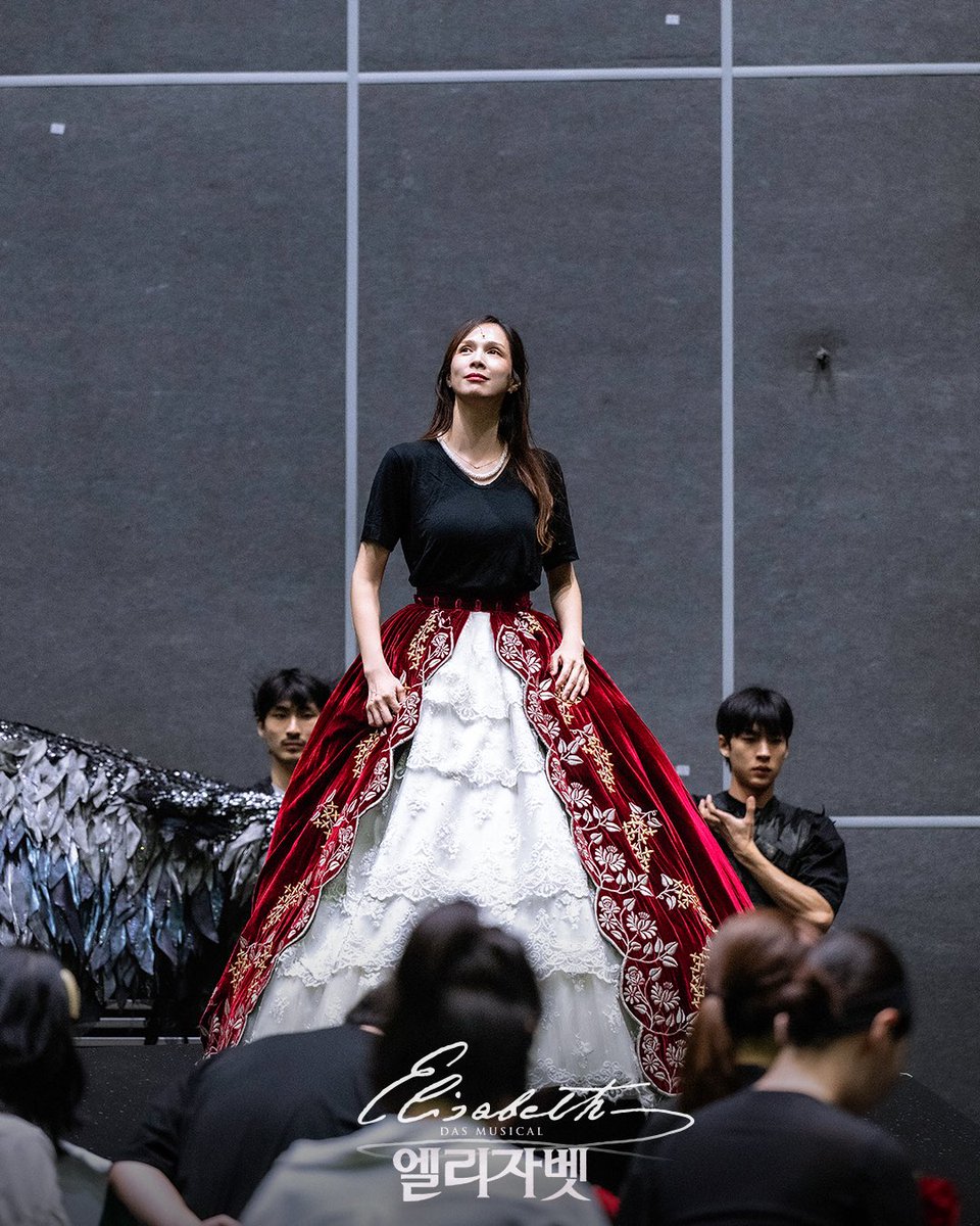 emk_musical's tweet photo. 𝟐𝟎𝟐𝟔 𝐌𝐮𝐬𝐢𝐜𝐚𝐥 𝐄𝐋𝐈𝐒𝐀𝐁𝐄𝐓𝐇

무대 위 최고의 순간을 향해
한 장면, 한 장면 치열하게 맞춰가는
열정 가득한 연습실 스케치 공개🔥
⠀
죽음마저 사랑에 빠지게 한 아름다운 황후
#뮤지컬 #엘리자벳
2026.08.16~11.15 블루스퀘어 우리은행홀 https://t.co/wQnEQmD0ua