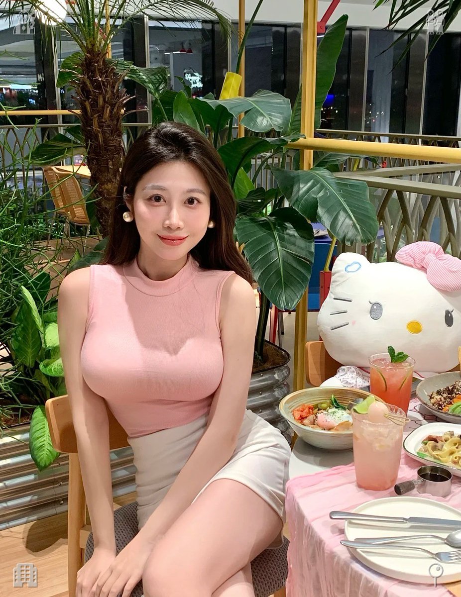 aokkey1's tweet photo. I'm perched in the cafe, taking in the cherry blossom adornments while enjoying my beverage. Across the way, a pair is sharing a cup of cherry blossom fruit tea, their laughter and chatter making the vibe all the more delightful. 🥯 The sunlight gleams brilliantly over the ocean https://t.co/dttkJa8m1E