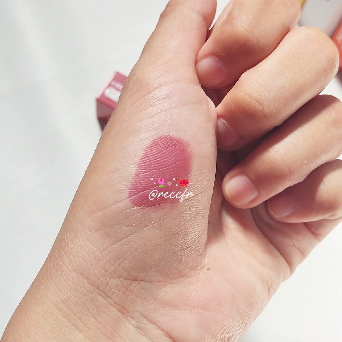 reccfr's tweet photo. — Emina Glossy Stain
Suka banget sama liptint ini. Warnanya cakep banget di bibir. Terus ternyata wanginya juga enak. Ini aku beli yang rainy hazelrose, suka banget sama warnanyaa🫶

🍊 https://t.co/CNHUwwfZYr https://t.co/rY5Opiu5fg