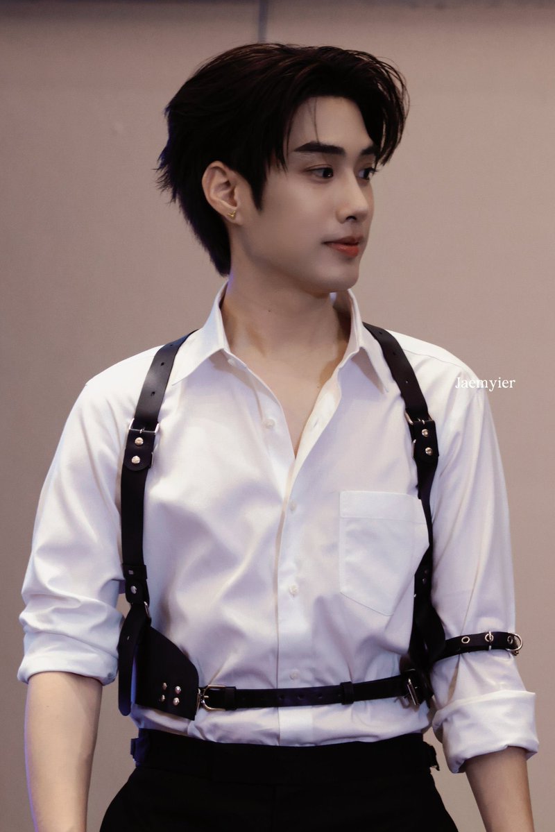 sorruvdiary's tweet photo. ชุดปฏิบัติการ                    ชุดนอกเครื่องแบบ
#TLE_mtm https://t.co/R3maQ2oL0u