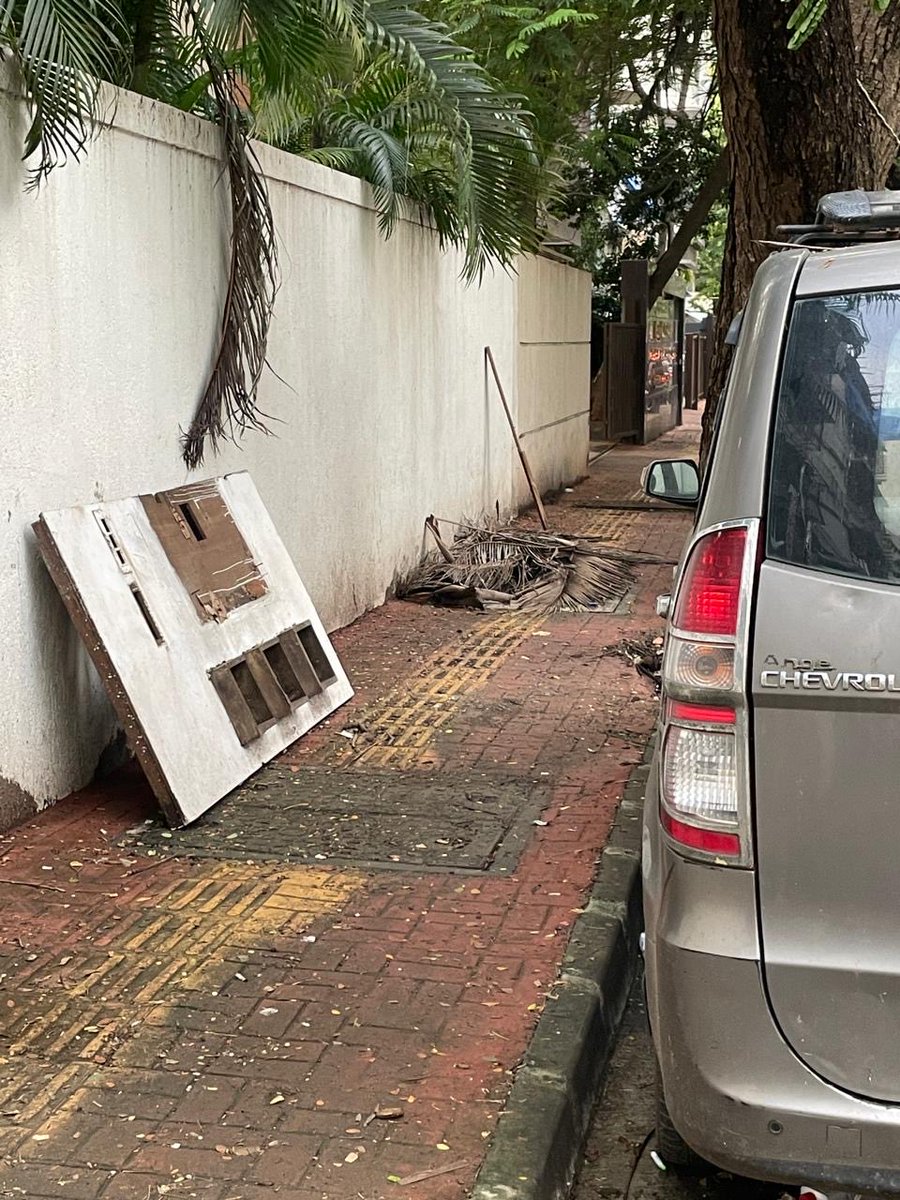 harry_chadha's tweet photo. @mybmc @MumbaiPolice @MTPHereToHelp 
Vehicle parked near our house, more than 2 months, not moved, people have made the area around it a garbage dump.
Exact location coordinates: 

19.072406, 72.830259

Photos of vehicle &amp; garbage dump attached.
Breeding spot for mosquitoes. https://t.co/jrtSykzGEr