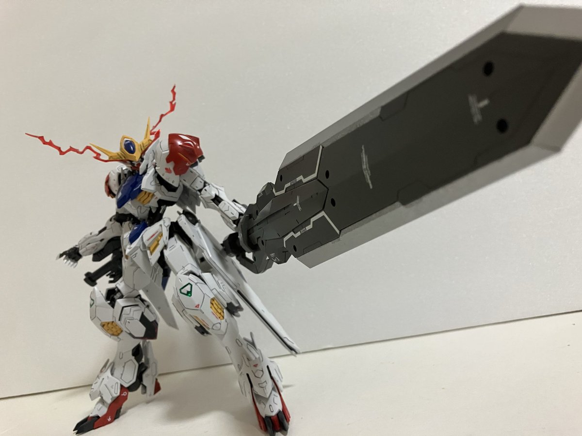 unknownNo4_2000's tweet photo. MGルプスの拡張パーツセット組みました〜
やはりデカい剣は正義！
意外と保持も安定しててびっくりです
目は緑のままだけど半壊用にもう1個買うタイミングも無さそうだしまぁいいか… https://t.co/Guf0qHAZ3f