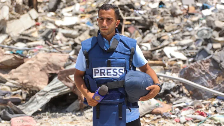 ajplus's tweet photo. 🇵🇸: One year ago today, Israel killed Al Jazeera journalist Anas al-Sharif in Gaza.

He had spent nearly two years covering the genocide for Al Jazeera, despite Israel’s repeated threats against him.

Anas was killed along with 5 other journalists: Mohammed Qreiqeh, Ibrahim Zaher, Mohammed Noufal, Momen Aliwa and Mohammed al-Khalidi.