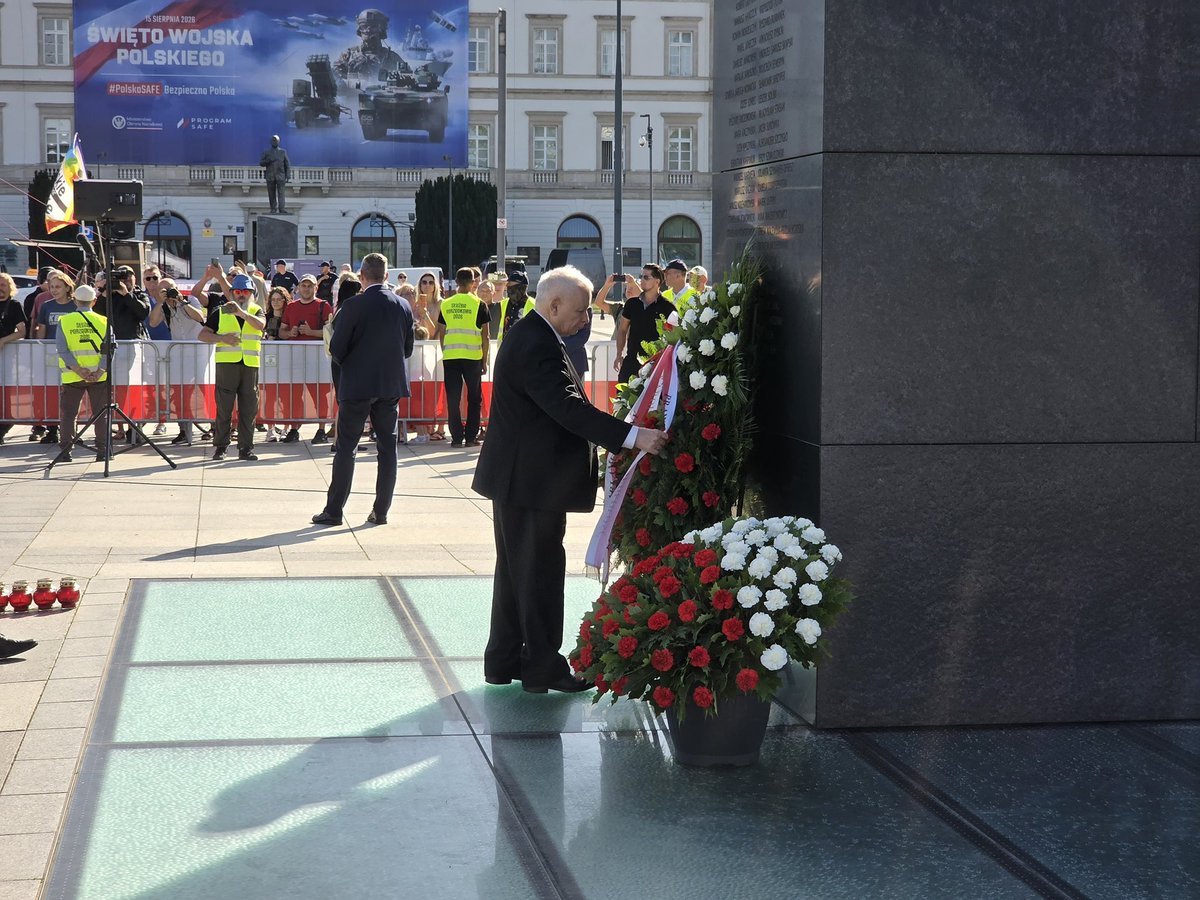 pisorgpl's tweet photo. Prezes PiS Jarosław Kaczyński @OficjalnyJK razem z Przedstawicielami Prawa i Sprawiedliwości uczcili pamięć Ofiar Tragedii Smoleńskiej i złożyli kwiaty pod Pomnikiem upamiętniającym Śp. Prezydenta RP Lecha Kaczyńskiego oraz Pomnikiem Ofiar Tragedii Smoleńskiej 2010 roku. 🕯️ #Pamiętamy