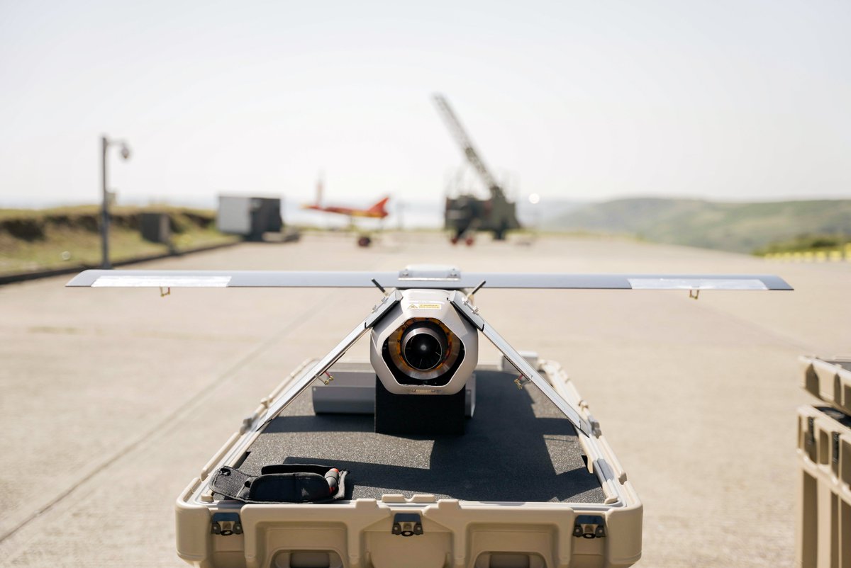 DylanMalyasov's tweet photo. A British startup that didn't exist 2 years ago has raised $300 million to build cheap missiles that shoot down drones.

Read more: https://t.co/SOPr9M2ZiQ https://t.co/mwEcqJt1RD