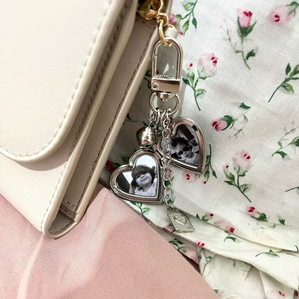 _seungcheolly's tweet photo. SUMPAH WAJIB PUNYA
Detail locket-nya vintage coquettish gitu mana bisa diisi foto bias😭 https://t.co/zf4mUe1IMl