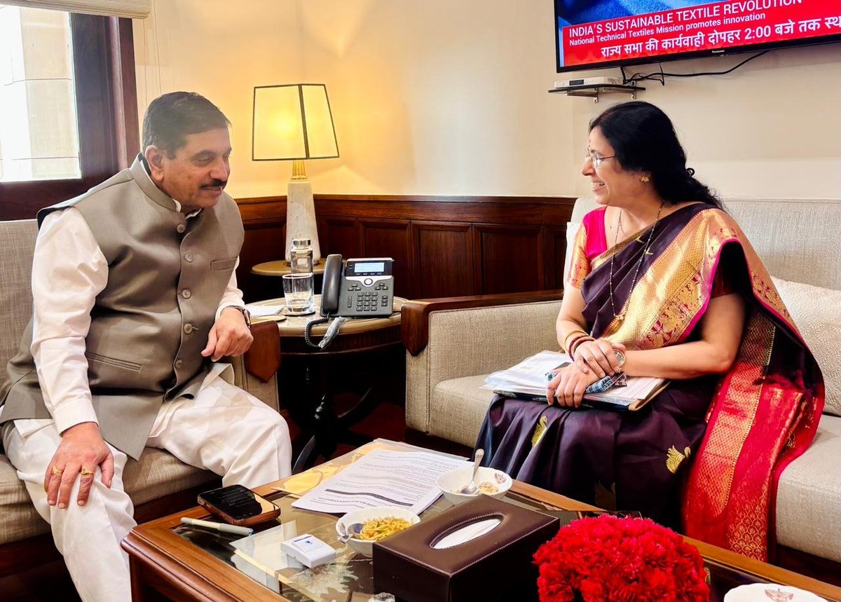 PralhadJoshiOfc's tweet photo. At the Parliament office today, Lok Sabha MPs Shri @nageshgodam Ji, Shri @khalilurMP Ji and Shri Asit Kumar Mal Ji, along with Rajya Sabha MP Smt. @Medha_kulkarni Ji, called on Hon’ble Union Minister Shri @JoshiPralhad Ji for courtesy call. https://t.co/hz7tXNZfsZ
