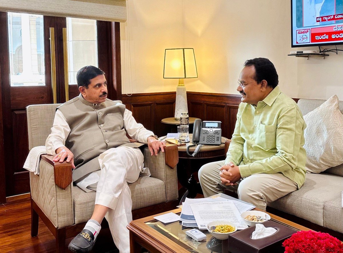 PralhadJoshiOfc's tweet photo. At the Parliament office today, Lok Sabha MPs Shri @nageshgodam Ji, Shri @khalilurMP Ji and Shri Asit Kumar Mal Ji, along with Rajya Sabha MP Smt. @Medha_kulkarni Ji, called on Hon’ble Union Minister Shri @JoshiPralhad Ji for courtesy call. https://t.co/hz7tXNZfsZ