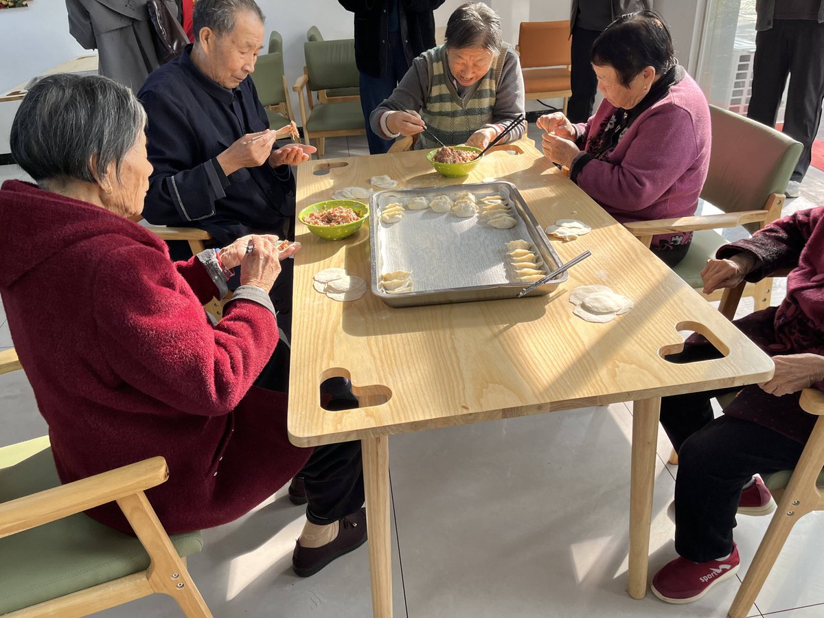 hfsjf1's tweet photo. Spent this weekend helping the elderly at the community senior center—listened to their stories, delivered meals, and felt so warm and fulfilled. Small acts of kindness make big differences! https://t.co/KCOoHKUCqC