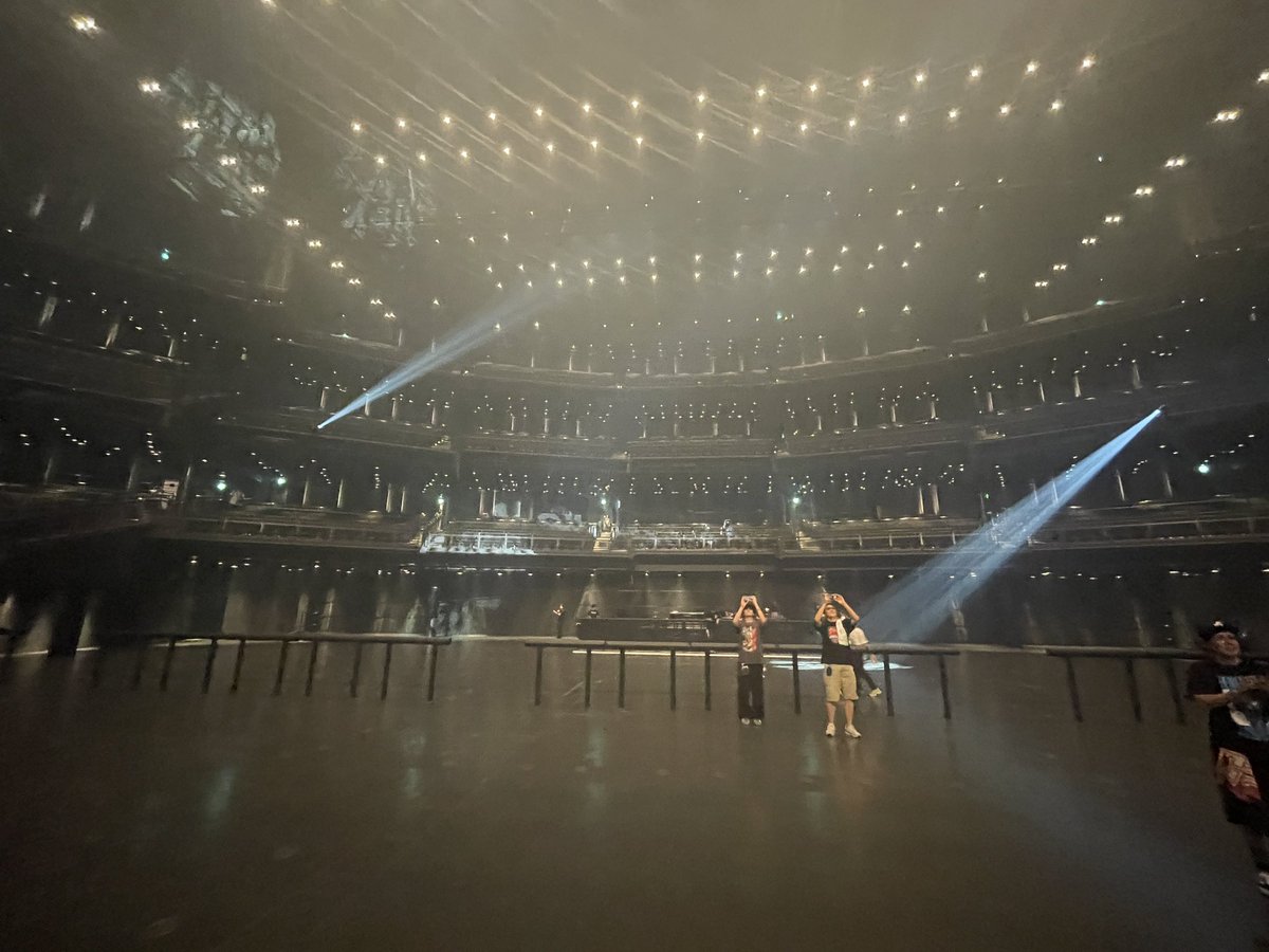 _m_ih's tweet photo. ヘイスミス有明ガーデンシアター、バカな柵なし
真ん中の柵だけです https://t.co/sF535kLanu
