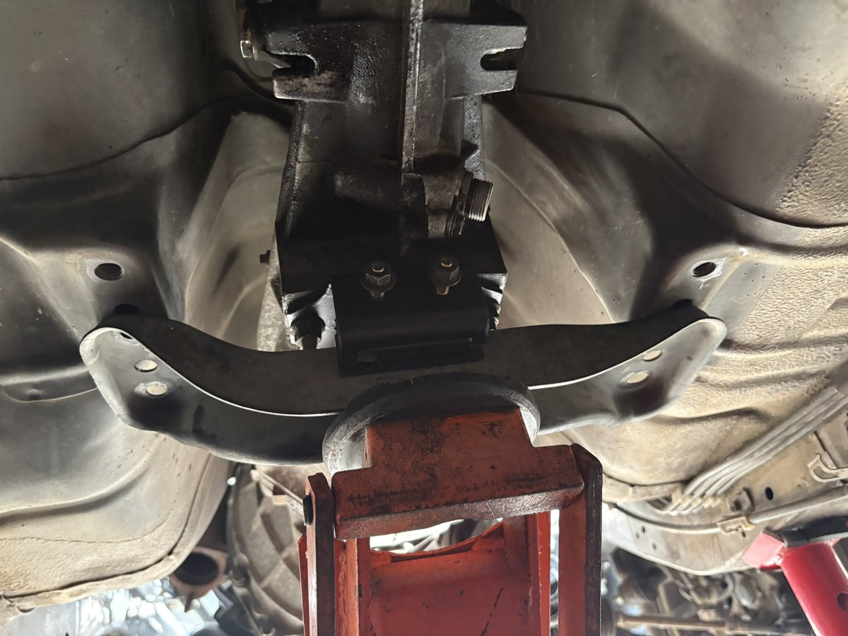 skyBR34's tweet photo. トラブル発生(º﹃º )
HCR32 4ドアにHR32 4ドアMT載せようとしたらボルト穴がありえんくらいズレてて付かない😇
もしかしてNAとターボでMTの長さが違う⁇\(°ω。)ノ https://t.co/bjxLGTMUgT