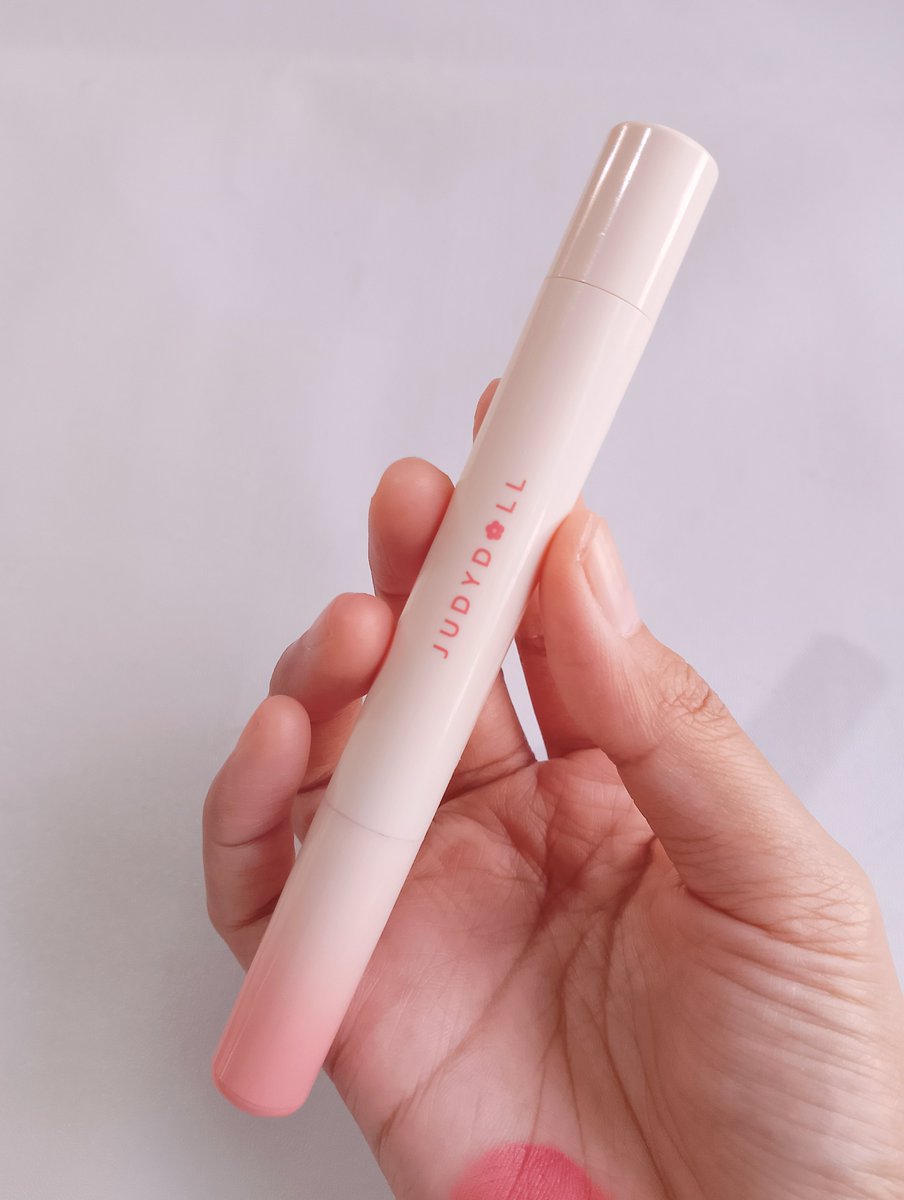 Riska17's tweet photo. tampilan warna yg fresh healthy!
bisa cover two toned lips dgn sempurna.

lip cushion judydoll ini, teksturnya sama kayak lip cream tp afternya terasa lbh ringan di bibir cuma terasa sedikit kering.

ga gampang hilang stlh mkn, tp tetap perlu reapply.
🔗: https://t.co/gn5qs6F2Ih https://t.co/eJPbmh6BRJ