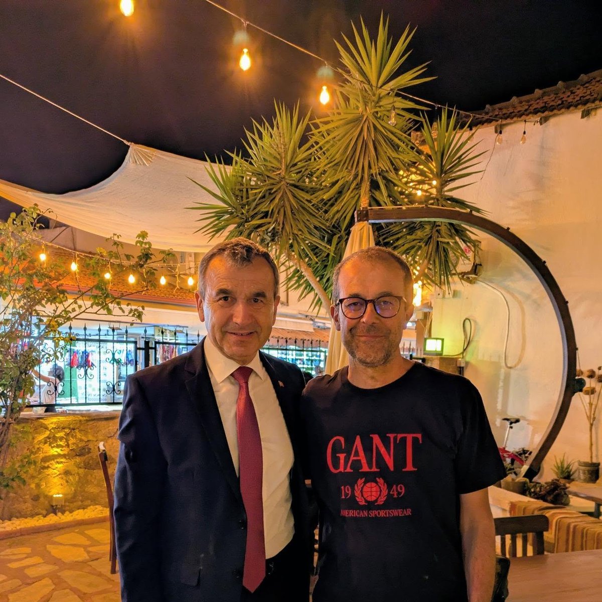 necademic's tweet photo. Sığacık'ta çok güzel bir tesadüf, çok değerli @NaimBaburoglu ile kısa ama sıcak bir karşılaşma ve sohbet. Okuyalım, okutalım... https://t.co/kJZautUp95