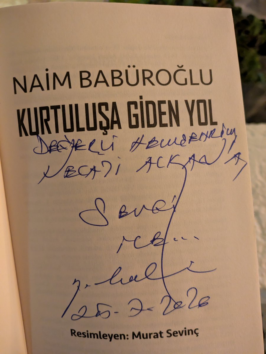 necademic's tweet photo. Sığacık'ta çok güzel bir tesadüf, çok değerli @NaimBaburoglu ile kısa ama sıcak bir karşılaşma ve sohbet. Okuyalım, okutalım... https://t.co/kJZautUp95