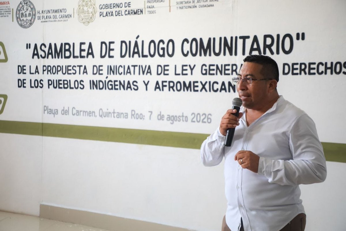 5toPoderDiario's tweet photo. #5topoder #noticias #playadelcarmen

FORTALECEN DIÁLOGO PARA CONSOLIDAR LEY GENERAL DE DERECHOS INDÍGENAS Y AFROMEXICANOS EN PLAYA DEL CARMEN

Playa del Carmen, Quintana Roo, 8 de agosto de 2026.- El Gobierno de Playa del Carmen, encabezado por la presidenta municipal Estefanía Mercado, llevó a cabo la “Asamblea de Diálogo Comunitario” con el propósito de fortalecer la propuesta de Iniciativa de Ley General de los Derechos de los Pueblos Indígenas y Afromexicanos, mediante la participación directa de comunidades, autoridades tradicionales y organismos especializados. El encuentro reunió a alrededor de 100 representantes de las comunidades Hidalgo, La Flecha y La Libertad, así como integrantes de la organización Maya Peninsular y dependencias federales y estatales.

En representación de la presidenta municipal, el regidor Juan Humberto Novelo Zapata destacó que este ejercicio permite construir una legislación que responda a las necesidades reales de los pueblos originarios, reconociendo que cada comunidad enfrenta problemáticas específicas que deben ser consideradas en el análisis y perfeccionamiento de la Ley General derivada del artículo 2 constitucional. Subrayó que avanzar en la regularización de la tenencia de la tierra y en el reconocimiento pleno de los derechos indígenas requiere escuchar directamente a quienes viven estas realidades.

El titular de la Unidad de Asuntos Indígenas, César Uuh Chi, informó que las siete propuestas surgidas durante la asamblea serán entregadas al Instituto Nacional de los Pueblos Indígenas (INPI) para su integración al proyecto legislativo y posteriormente presentadas en el encuentro regional del 21 de agosto en Felipe Carrillo Puerto. Añadió que este proceso busca garantizar autonomía, libre determinación y respeto a los sistemas normativos de los pueblos originarios.

La asamblea se realizó en el Nuevo Palacio y fue inaugurada con una Ceremonia Maya a cargo de Román Pat. Con este ejercicio, el Gobierno de Playa del Carmen reafirma su compromiso de promover espacios de diálogo que fortalezcan el reconocimiento y respeto de los derechos indígenas y afromexicanos.

Fuente: 5to Poder Agencia de Noticias