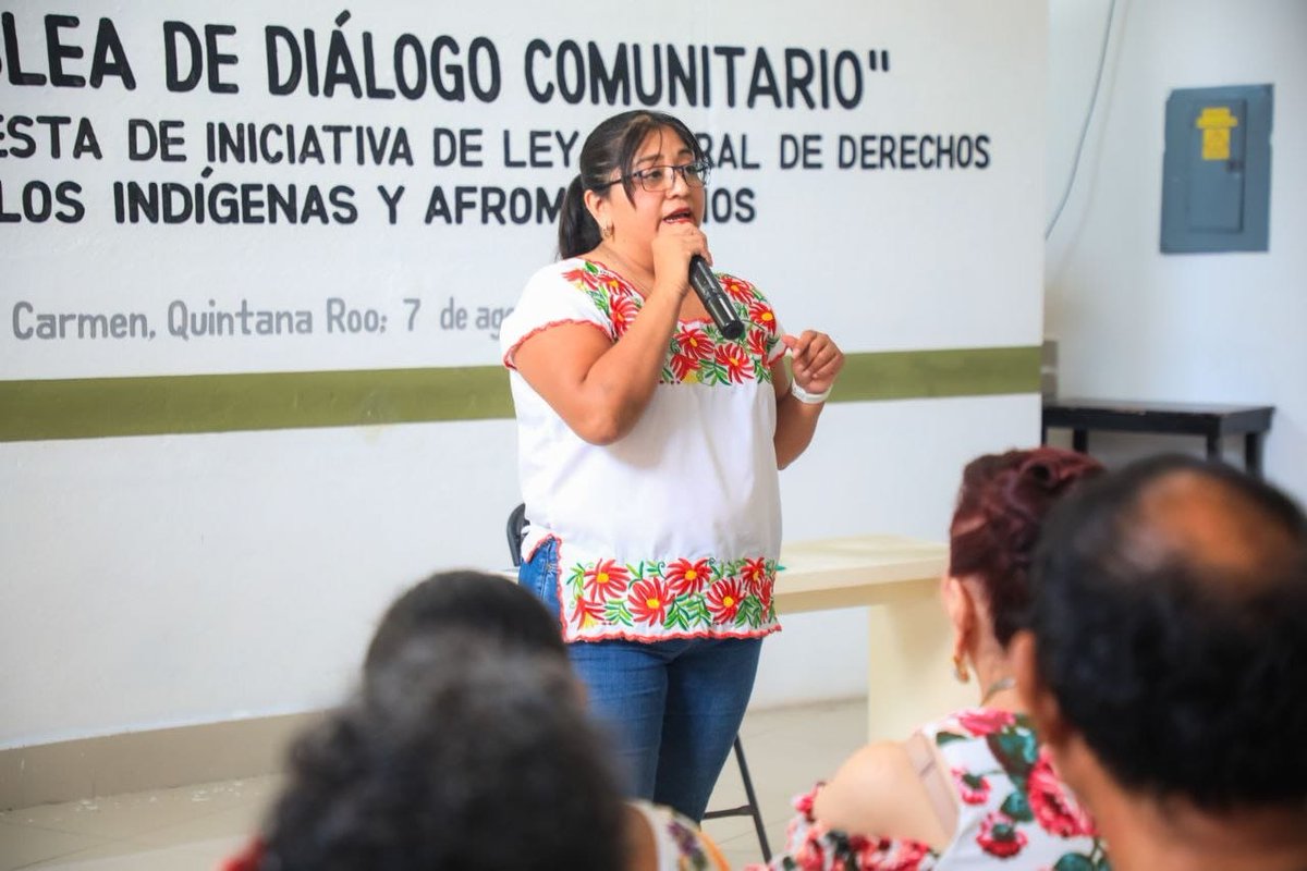 5toPoderDiario's tweet photo. #5topoder #noticias #playadelcarmen

FORTALECEN DIÁLOGO PARA CONSOLIDAR LEY GENERAL DE DERECHOS INDÍGENAS Y AFROMEXICANOS EN PLAYA DEL CARMEN

Playa del Carmen, Quintana Roo, 8 de agosto de 2026.- El Gobierno de Playa del Carmen, encabezado por la presidenta municipal Estefanía Mercado, llevó a cabo la “Asamblea de Diálogo Comunitario” con el propósito de fortalecer la propuesta de Iniciativa de Ley General de los Derechos de los Pueblos Indígenas y Afromexicanos, mediante la participación directa de comunidades, autoridades tradicionales y organismos especializados. El encuentro reunió a alrededor de 100 representantes de las comunidades Hidalgo, La Flecha y La Libertad, así como integrantes de la organización Maya Peninsular y dependencias federales y estatales.

En representación de la presidenta municipal, el regidor Juan Humberto Novelo Zapata destacó que este ejercicio permite construir una legislación que responda a las necesidades reales de los pueblos originarios, reconociendo que cada comunidad enfrenta problemáticas específicas que deben ser consideradas en el análisis y perfeccionamiento de la Ley General derivada del artículo 2 constitucional. Subrayó que avanzar en la regularización de la tenencia de la tierra y en el reconocimiento pleno de los derechos indígenas requiere escuchar directamente a quienes viven estas realidades.

El titular de la Unidad de Asuntos Indígenas, César Uuh Chi, informó que las siete propuestas surgidas durante la asamblea serán entregadas al Instituto Nacional de los Pueblos Indígenas (INPI) para su integración al proyecto legislativo y posteriormente presentadas en el encuentro regional del 21 de agosto en Felipe Carrillo Puerto. Añadió que este proceso busca garantizar autonomía, libre determinación y respeto a los sistemas normativos de los pueblos originarios.

La asamblea se realizó en el Nuevo Palacio y fue inaugurada con una Ceremonia Maya a cargo de Román Pat. Con este ejercicio, el Gobierno de Playa del Carmen reafirma su compromiso de promover espacios de diálogo que fortalezcan el reconocimiento y respeto de los derechos indígenas y afromexicanos.

Fuente: 5to Poder Agencia de Noticias