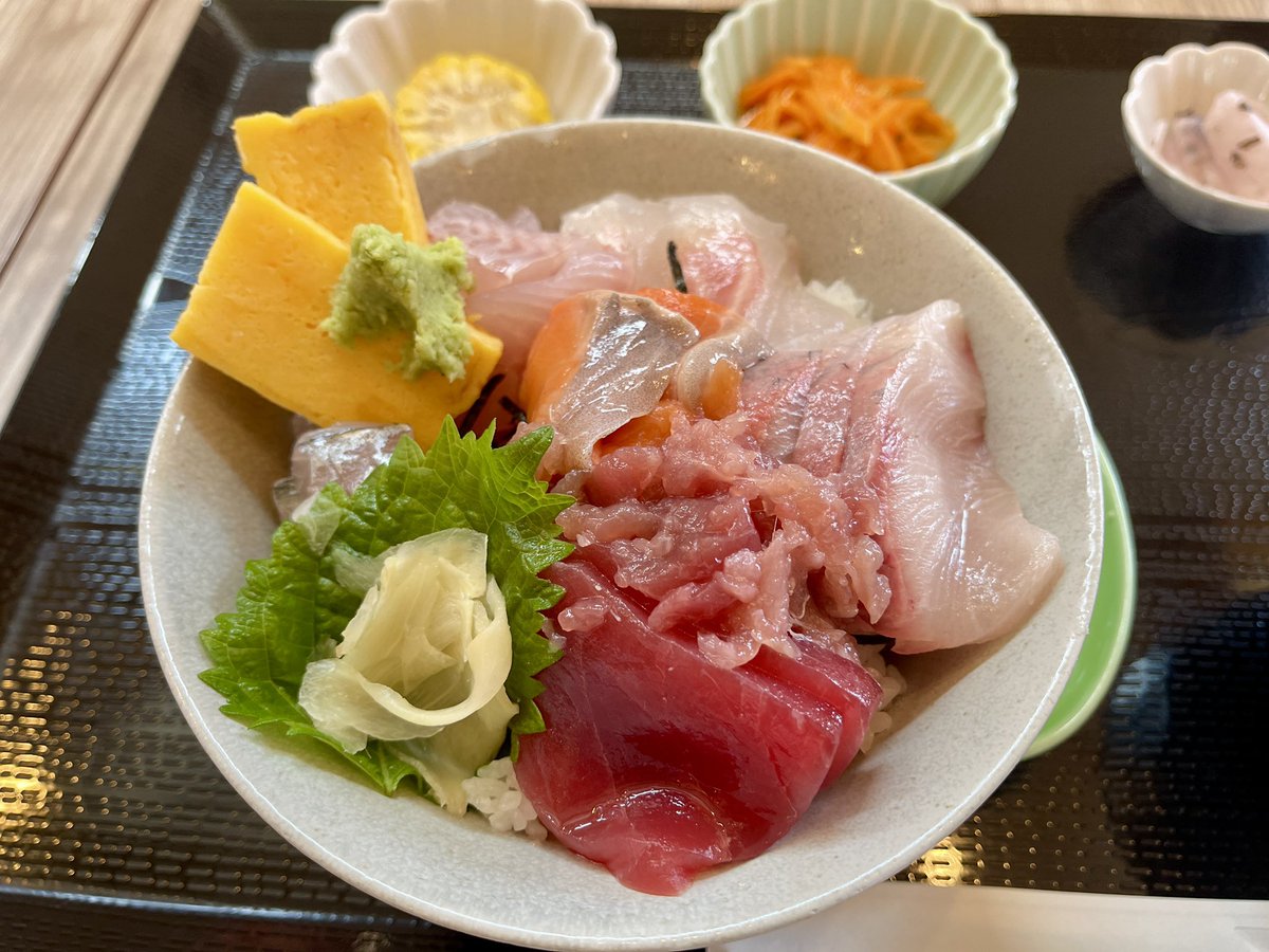 __bin__'s tweet photo. 昨日はすんごい久しぶりに出雲崎へ。ストリートジャズ15周年おめでとうございます。
風が強くて暑さ半減で助かった、演奏するのは大変だったと思うけど相変わらずシュールでかっこよかったです、荒波がざっぱーんしてました。
お腹いっぱい食べて帰って来たら稲妻でしたけど。 https://t.co/VNfpAryINx