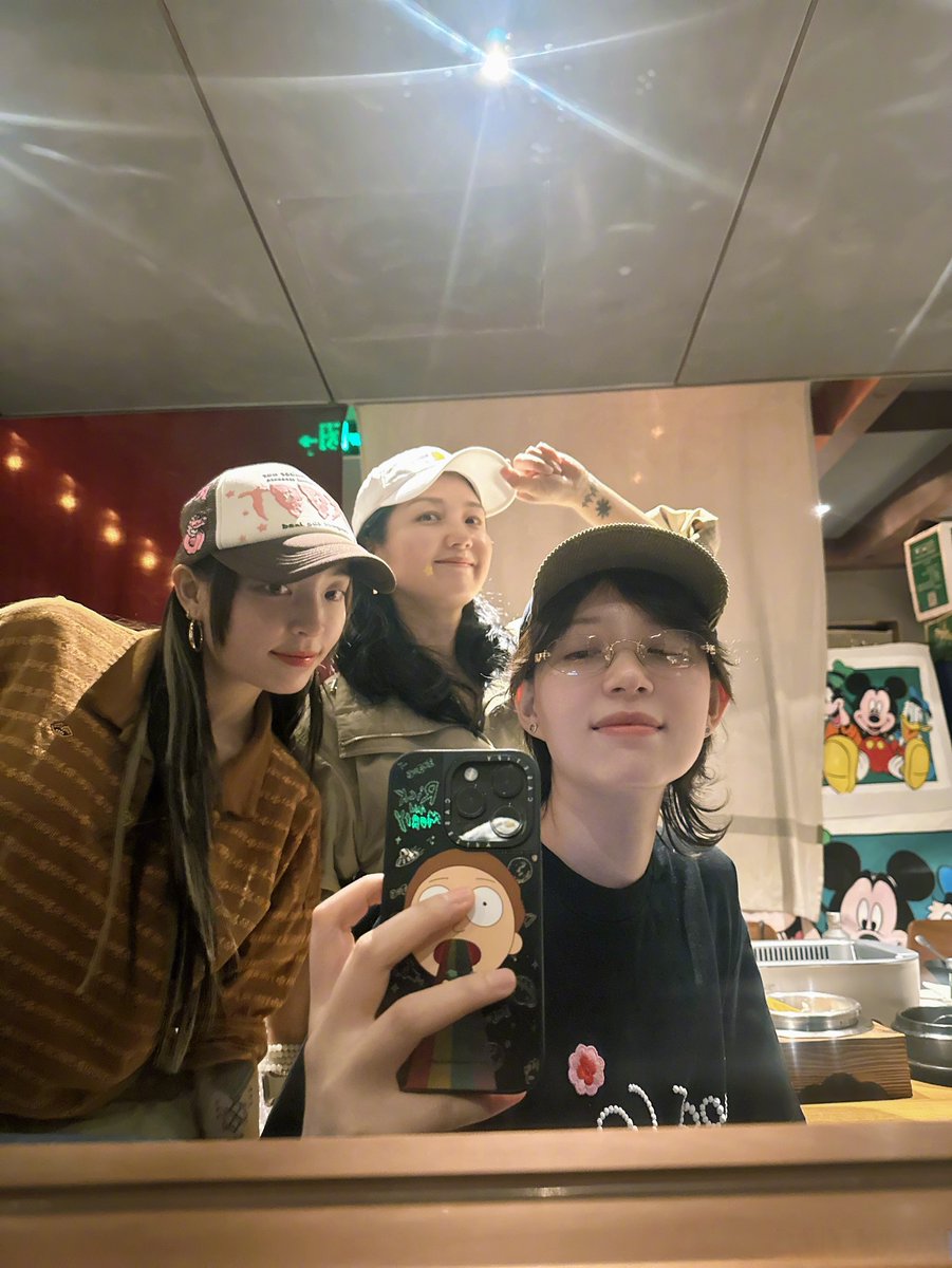 SalenaScheqgh's tweet photo. Just checked in to the hottest new variety show recording studio! The vibe is chef’s kiss and I’m already dying to spill all the fun behind-the-scenes tea https://t.co/VeVPTRIp4P