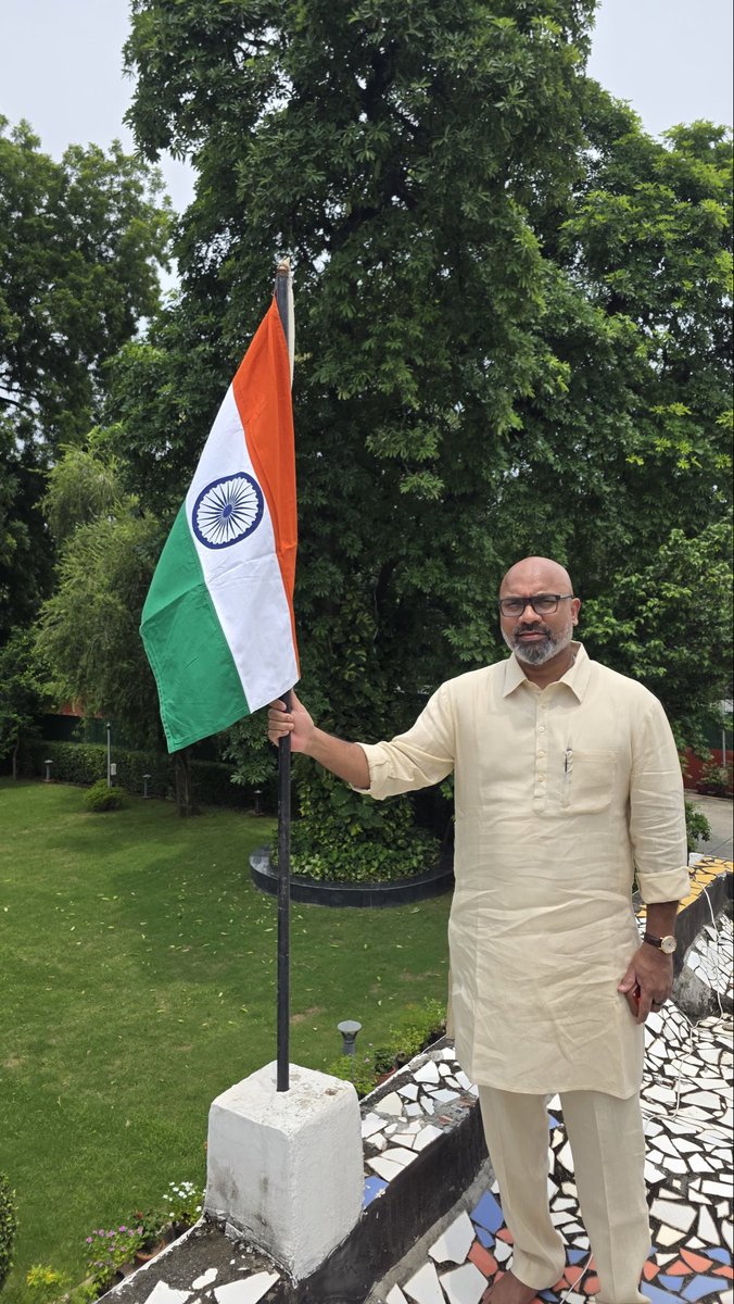 Arvindharmapuri's tweet photo. హర్ ఘర్ తిరంగా 🇮🇳 

Proud to hoist the Tricolour at my residence in New Delhi and join the Hon’ble PM Shri @narendramodi ji’s call for #HarGharTiranga. https://t.co/mWLJcu93CG